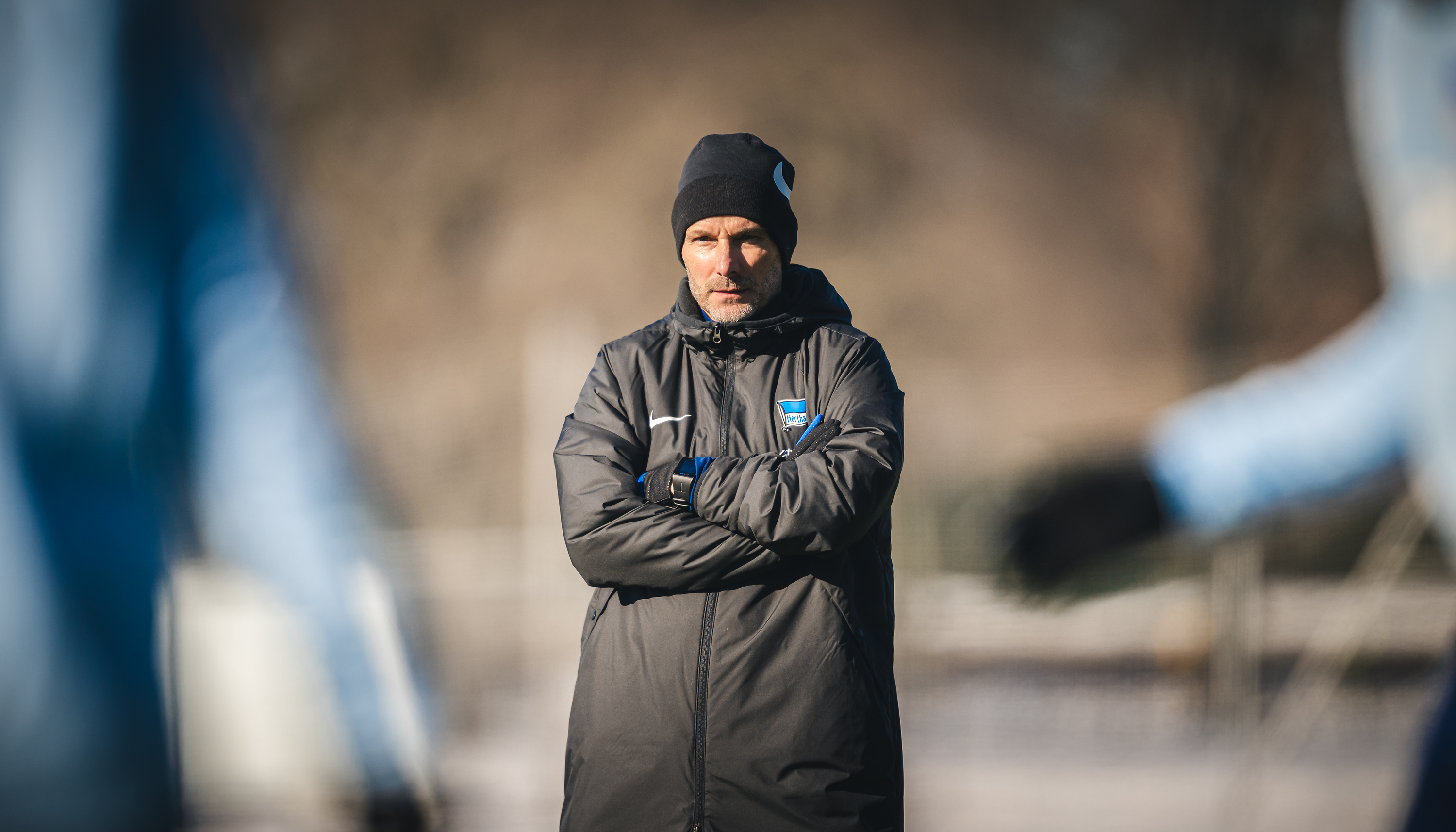 Stefan Leitl in Wintersachen auf dem Trainingsplatz.