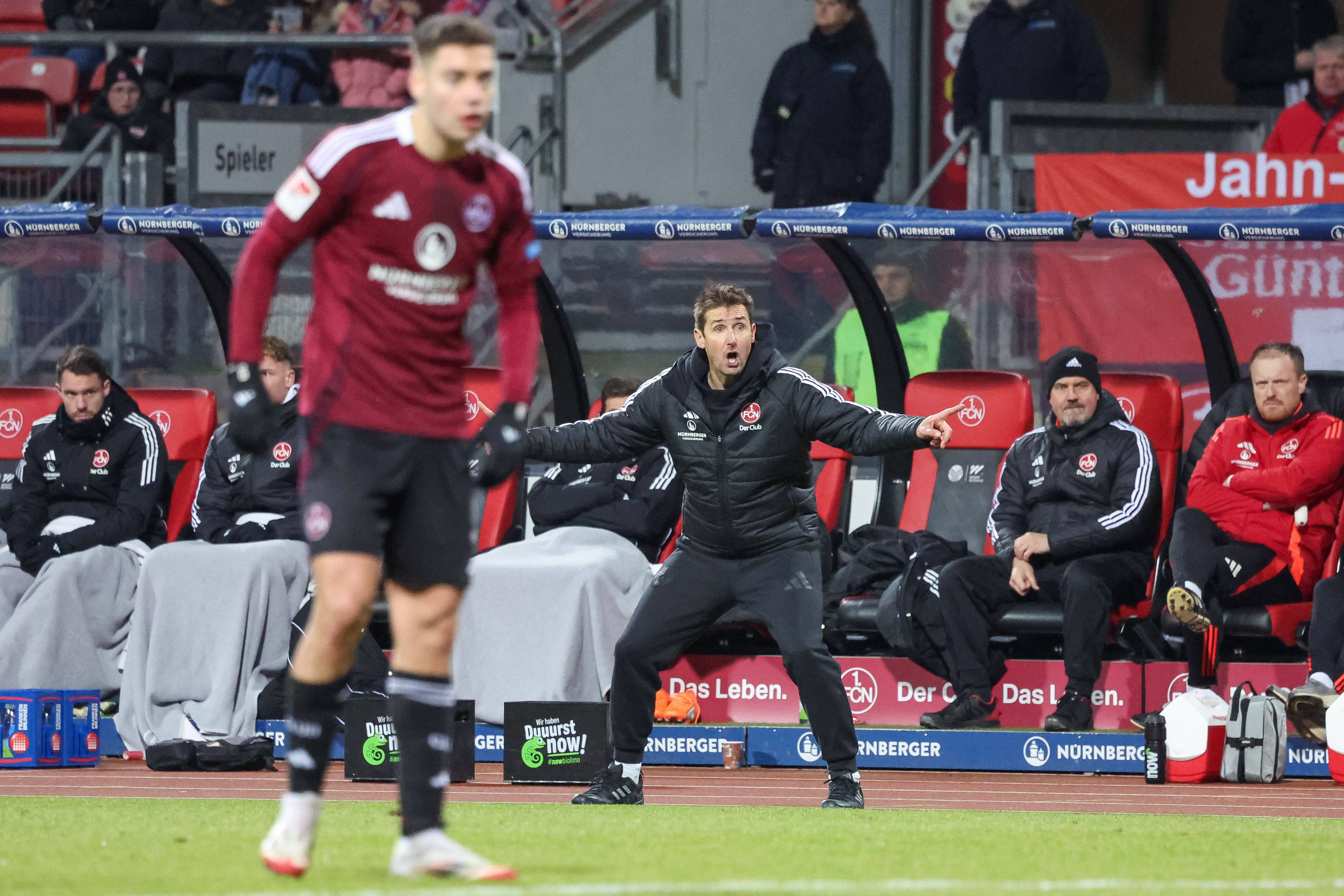 Miroslav Klose coacht an der Seitenlinie.