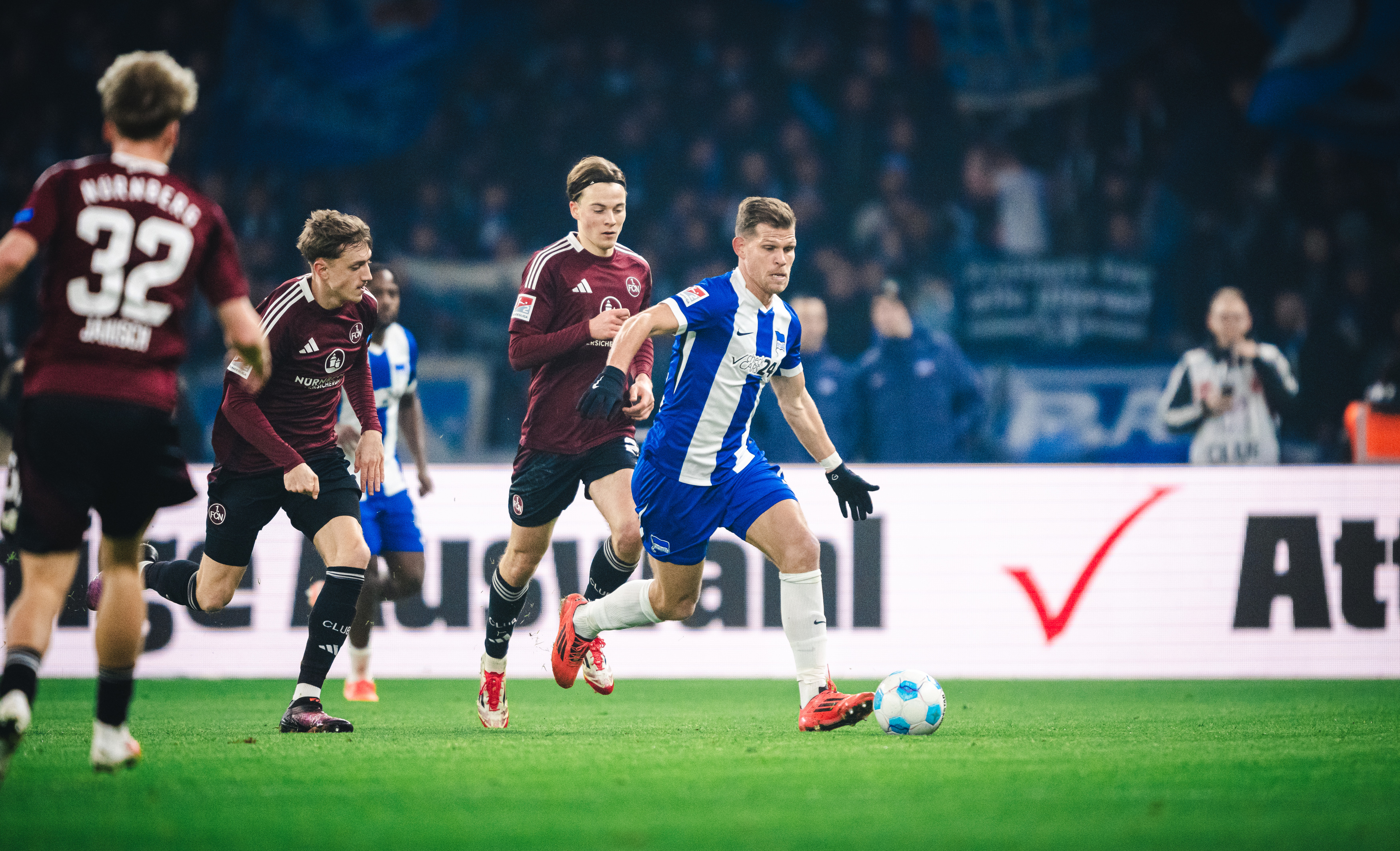 Florian Niederlechner spielt den Ball.