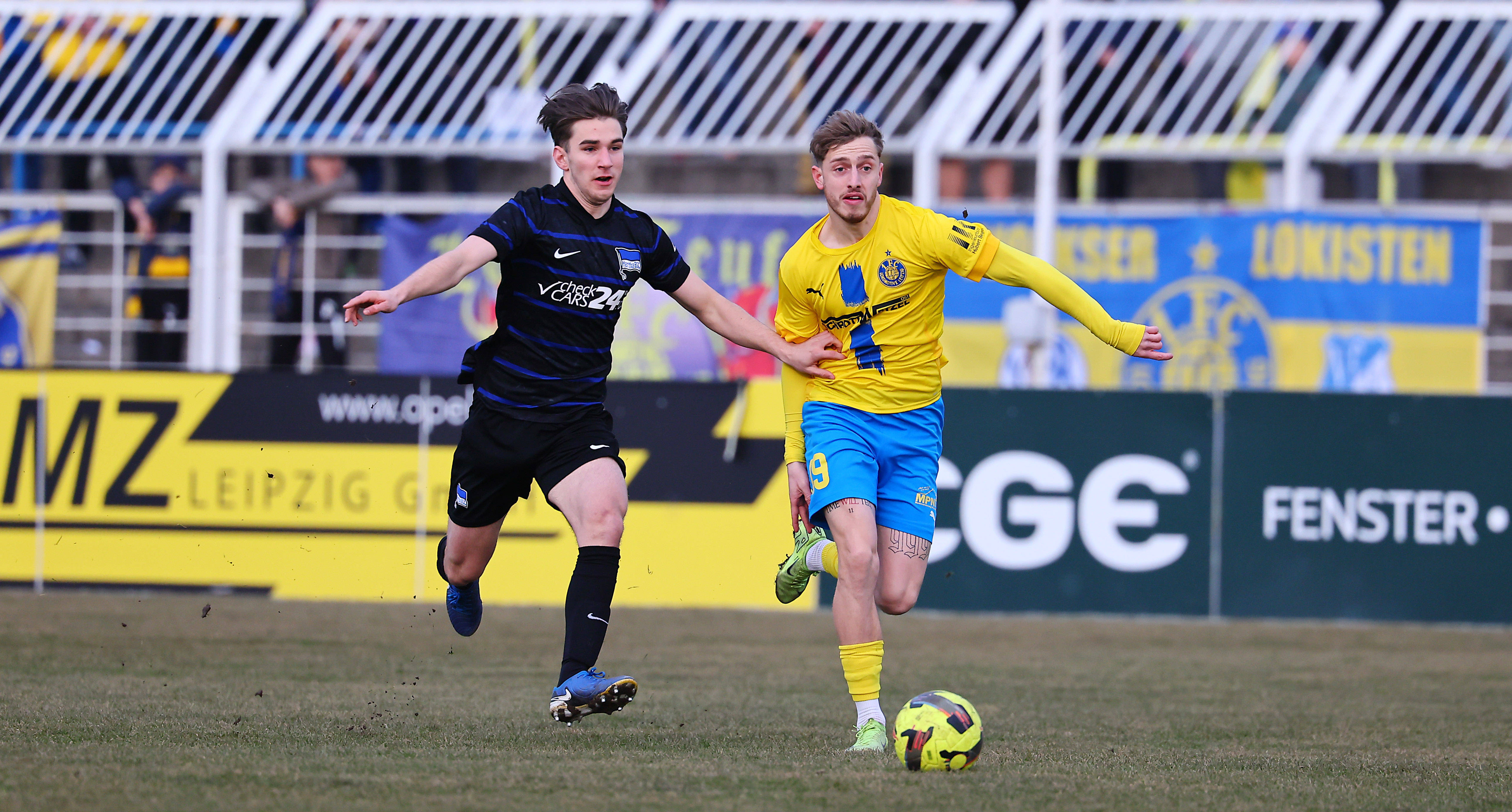 U23-Verteidiger Sebastian Weiland im Duell um den Ball.