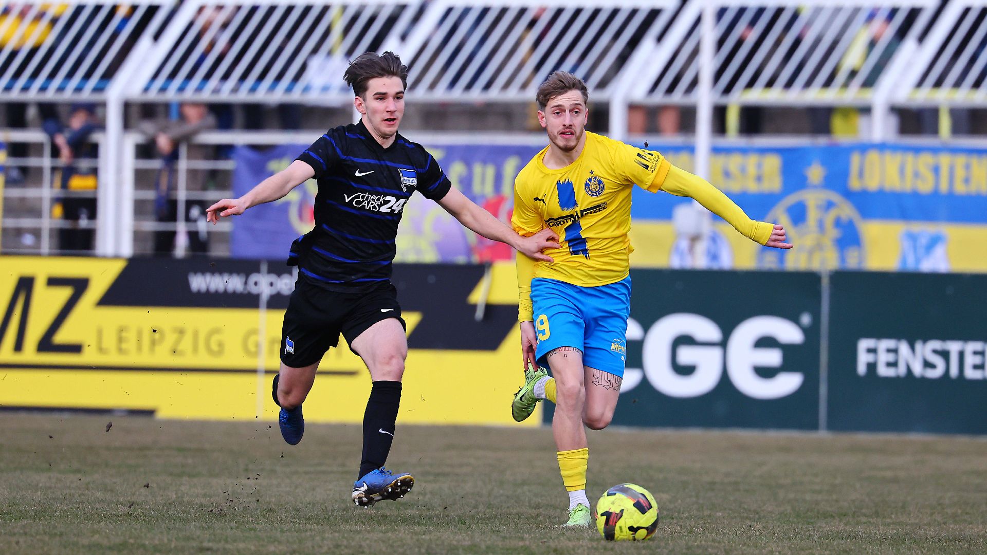 U23-Verteidiger Sebastian Weiland im Duell um den Ball.
