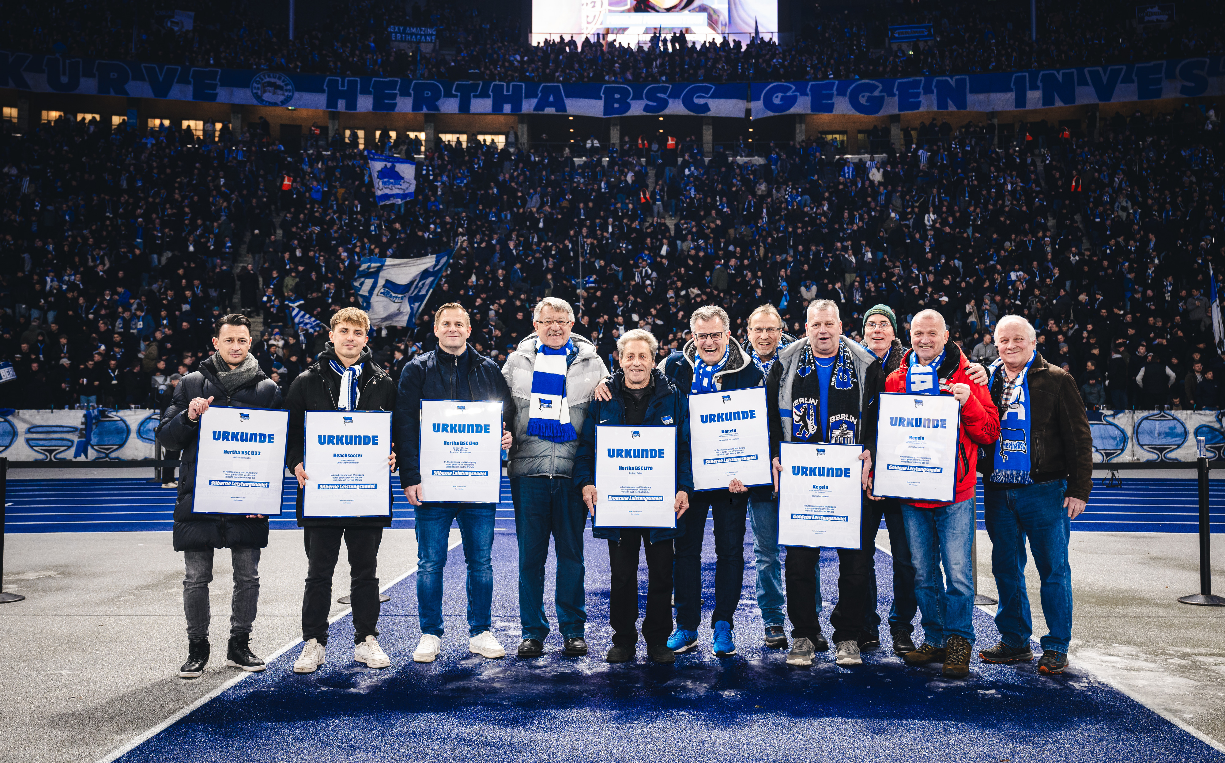 Vertreter der ausgezeichneten Hertha-Teams stehen vor der Ostkurve.