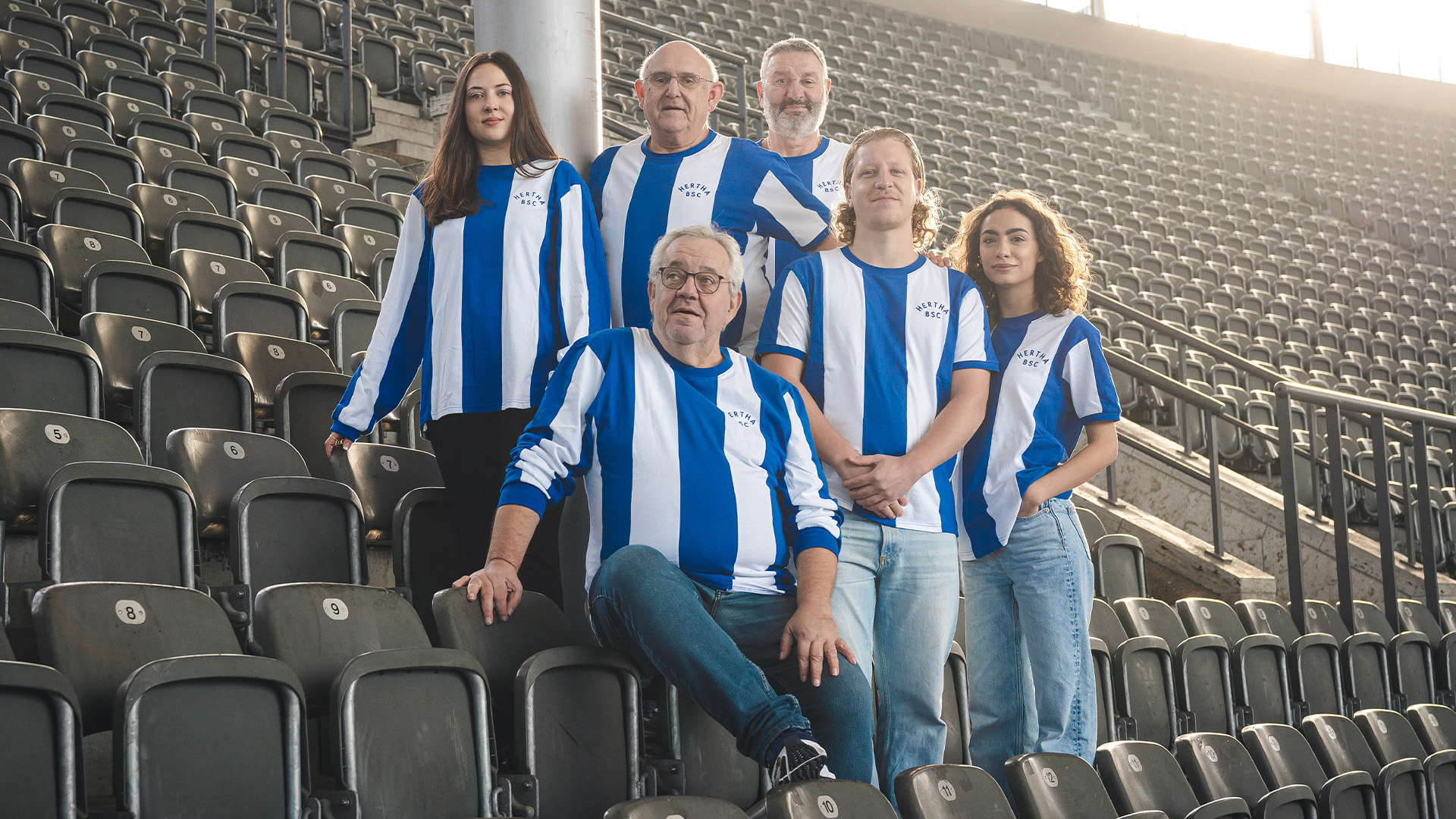 Herthanerinnen und Herthaner im traditionellen blau-weißen Shirt.