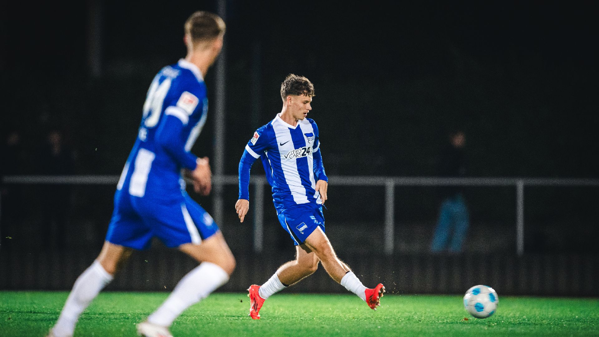 U19-Spieler Julius Gottschalk spielt einen Pass.