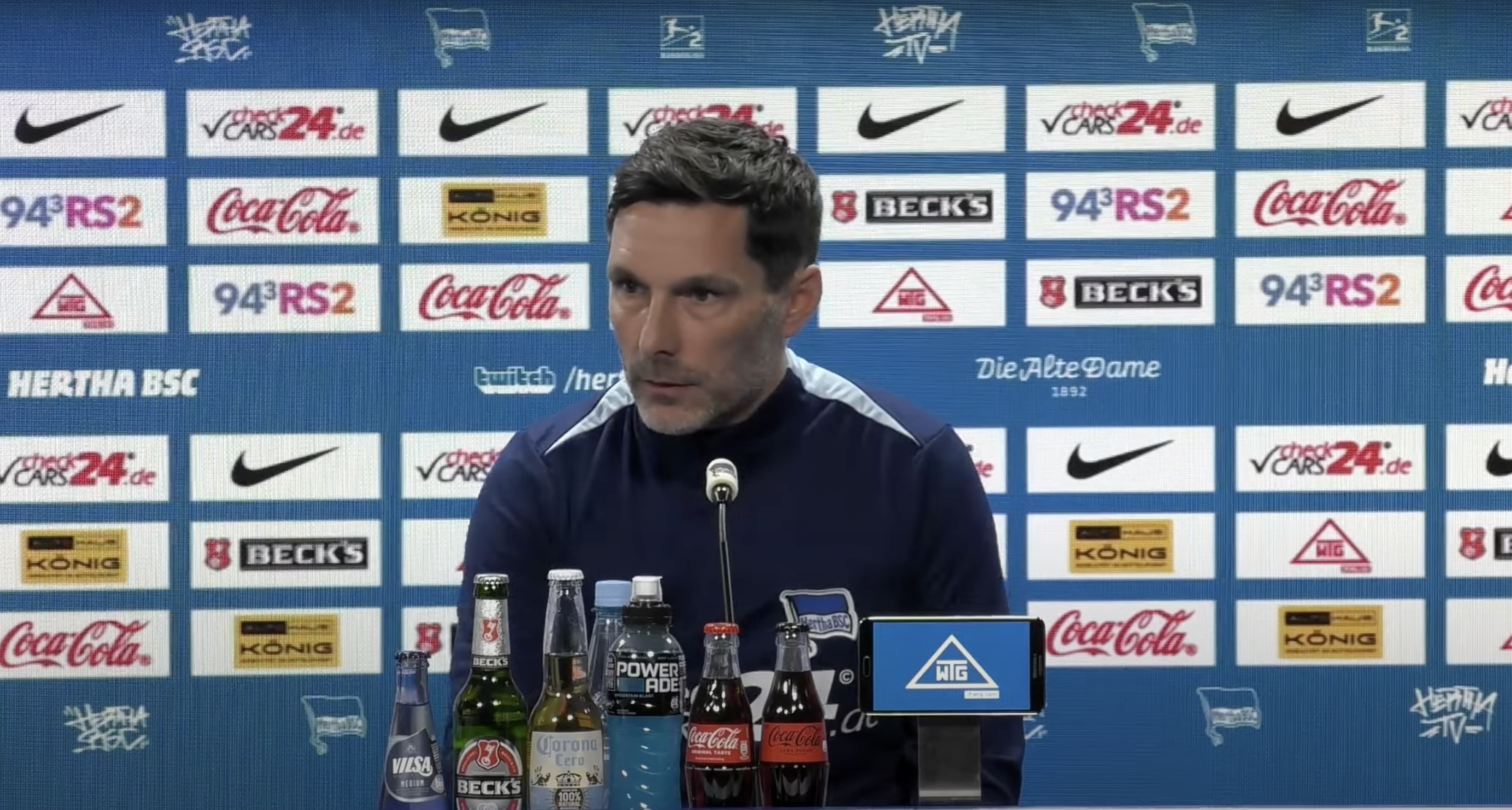 Stefan Leitl bei der PK vor Elversberg.