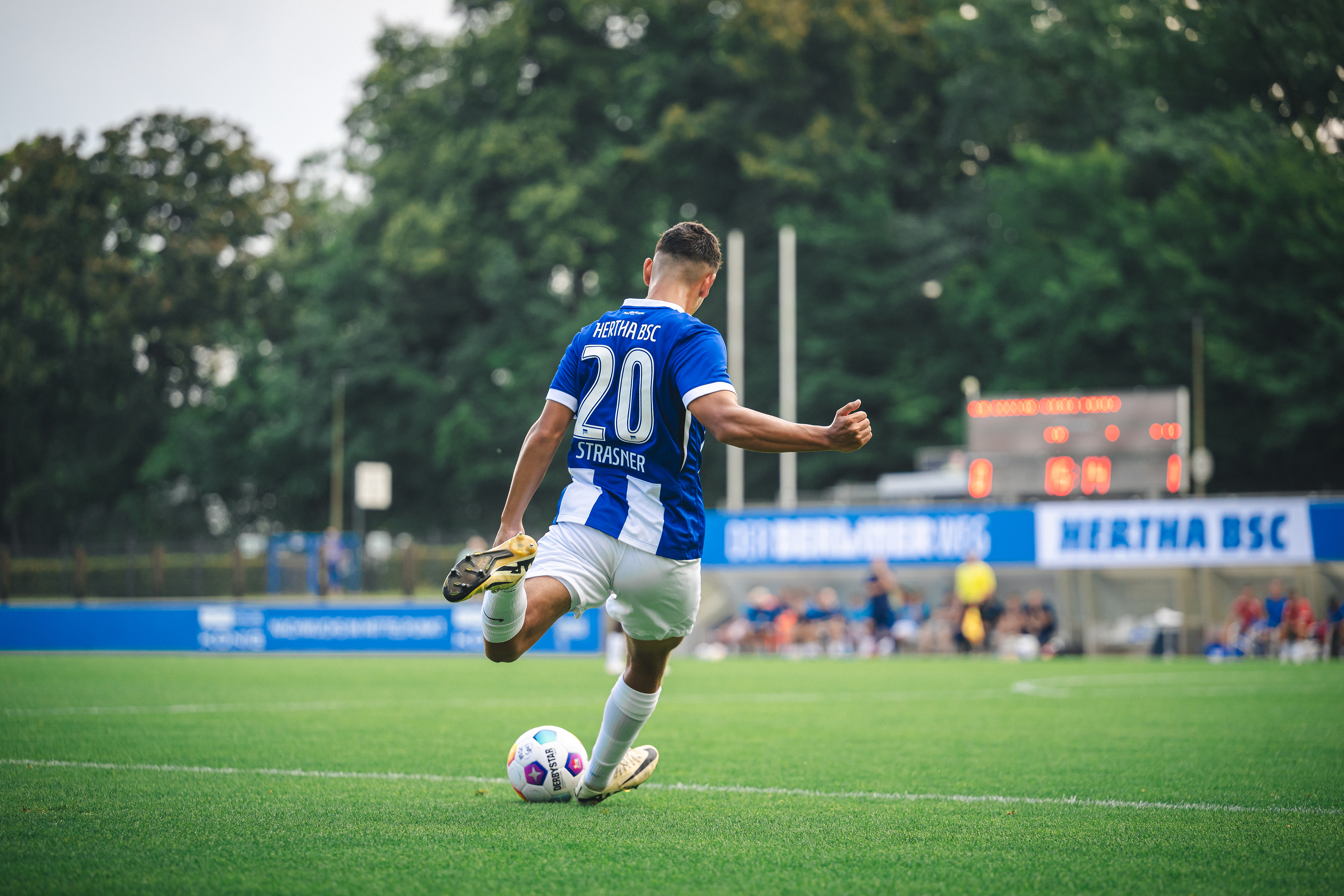 Eliyas Strasner beim Freistoß.