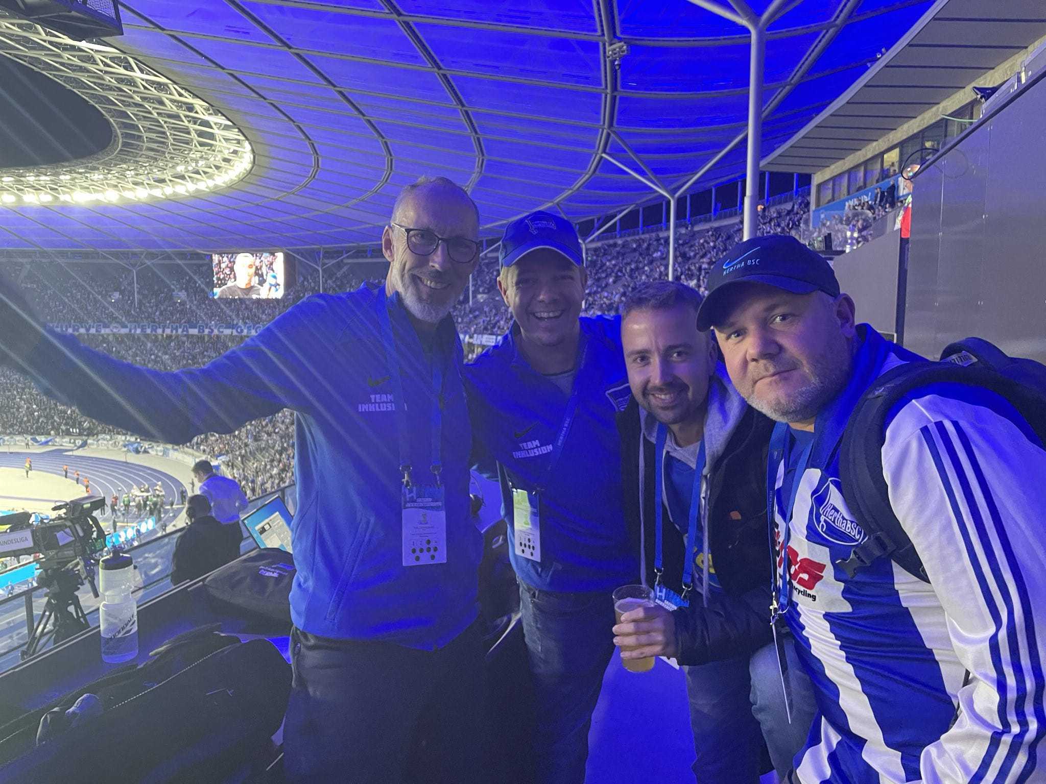 Das Team der Blindenreporter steht im Olympiastadion.