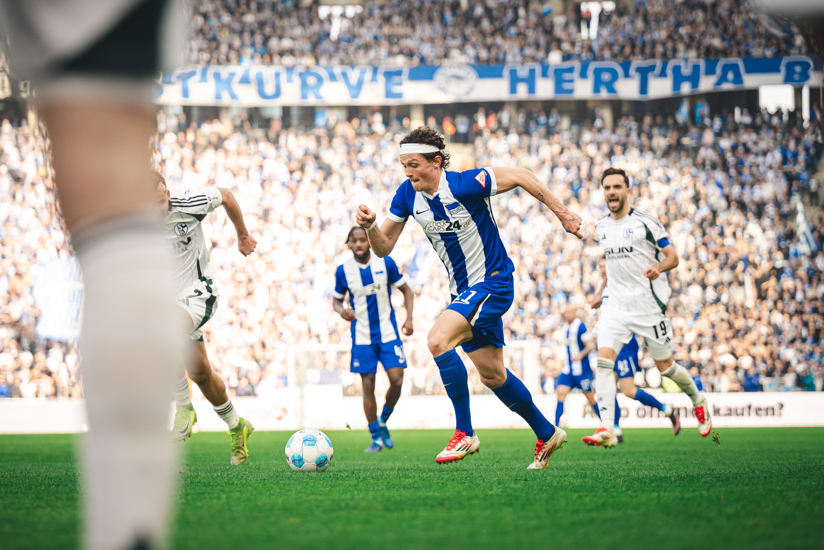 Fabian Reese dribbelt mit dem Ball.