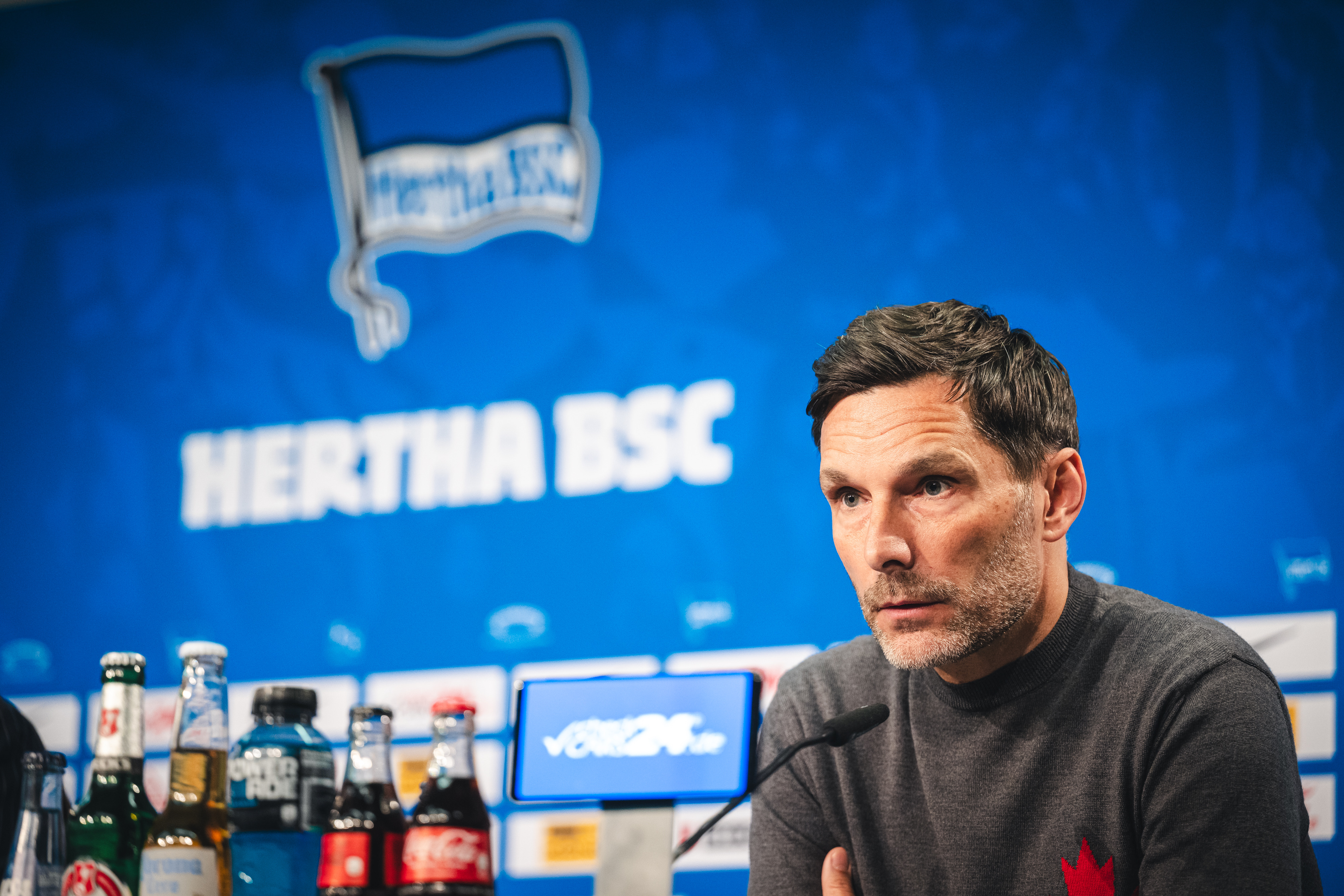 Stefan Leitl sitzt auf dem Podium.