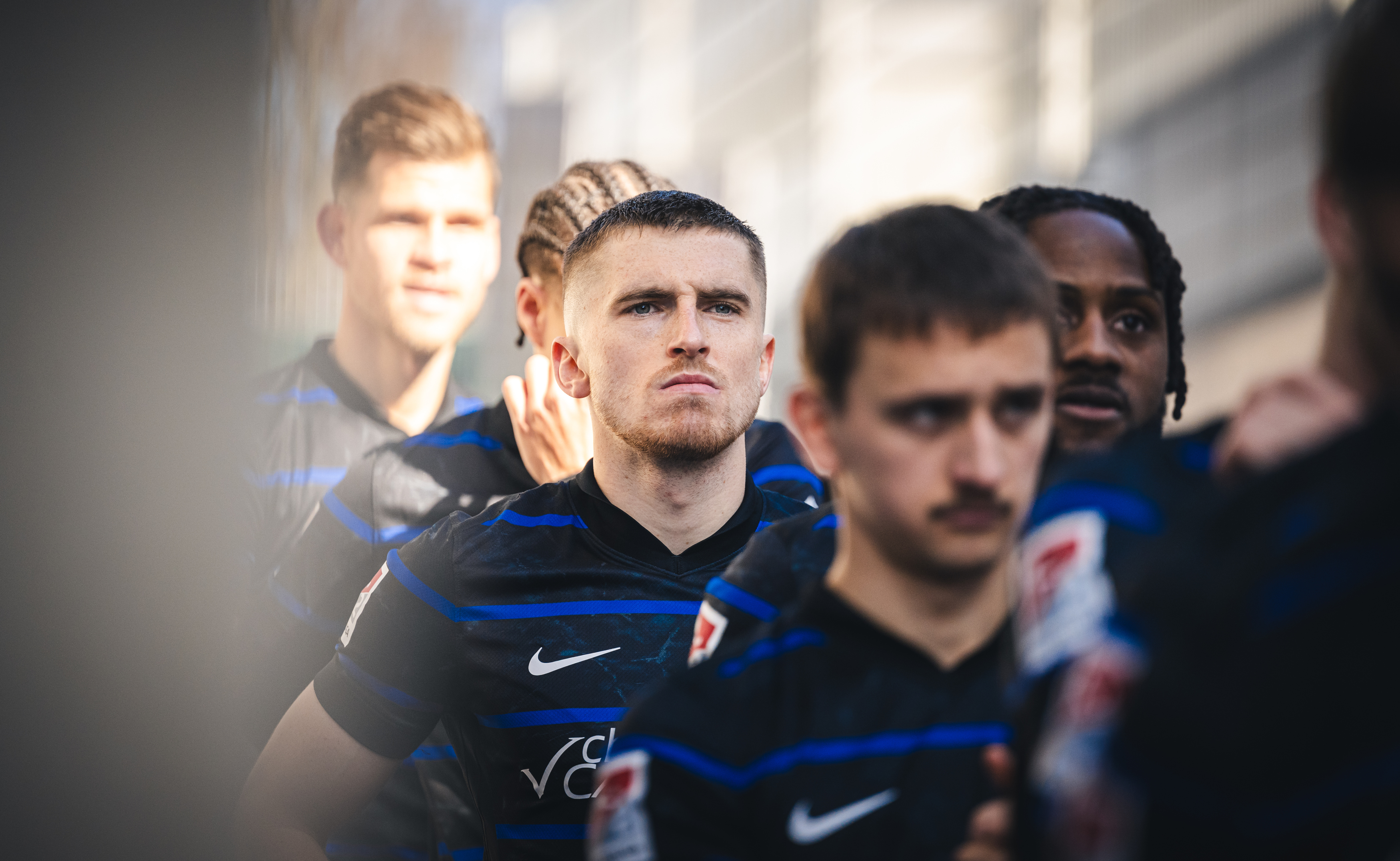 Jonjoe Kenny blickt vor dem Einlaufen der Teams konzentriert drein.