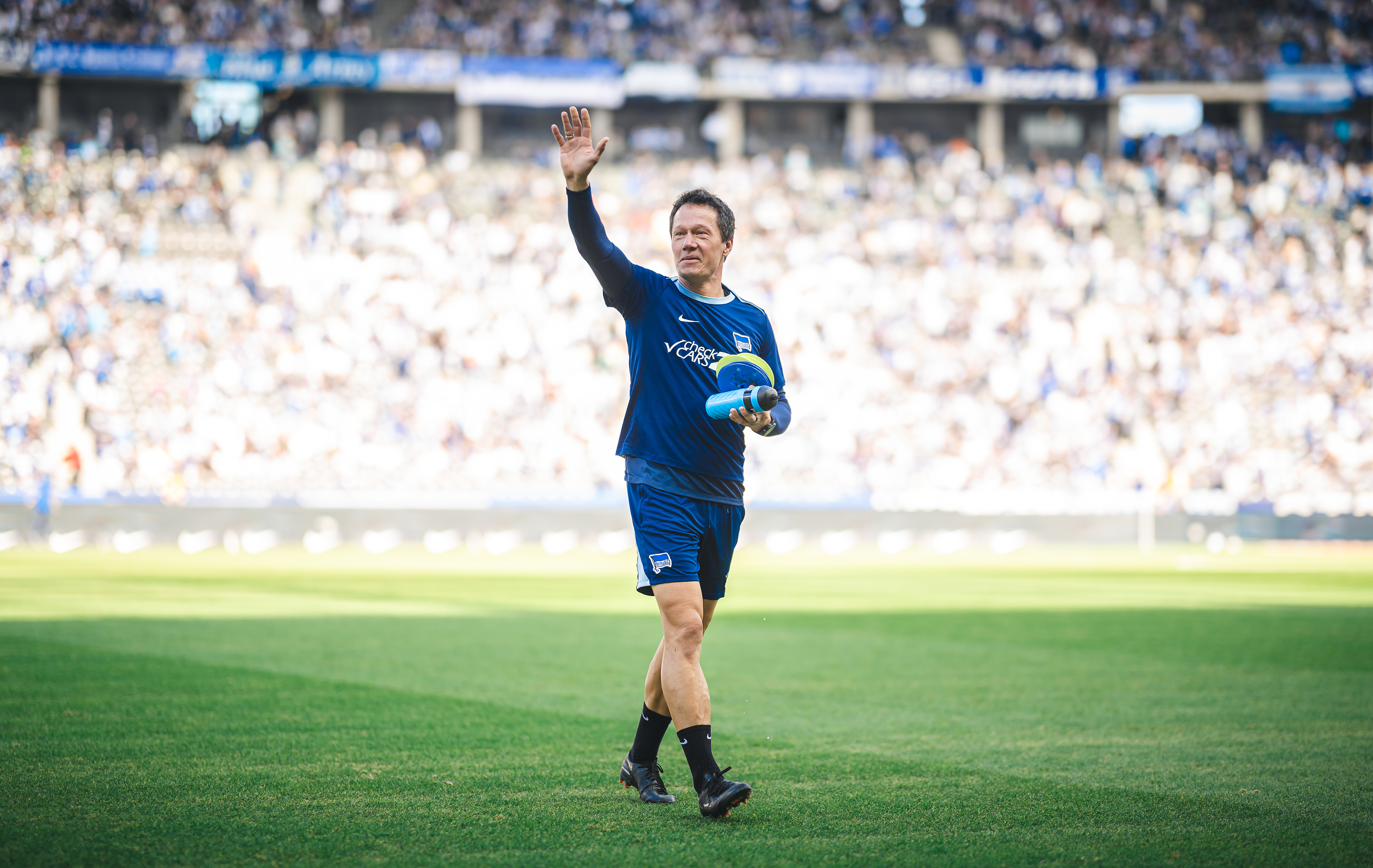 Henrik Kuchno winkt vom Rasen im Olympiastadion.