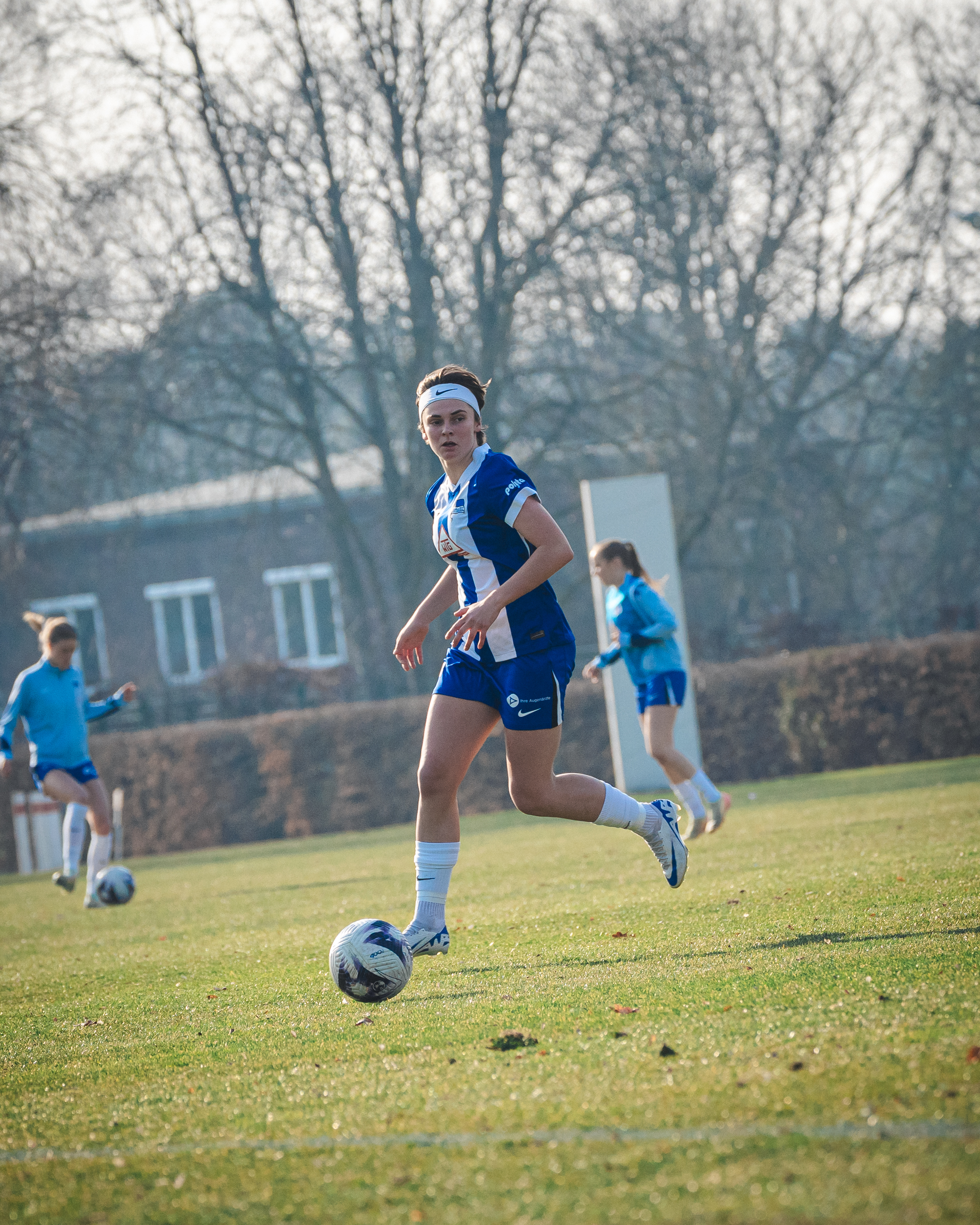 Johanna Seifert führt den Ball.