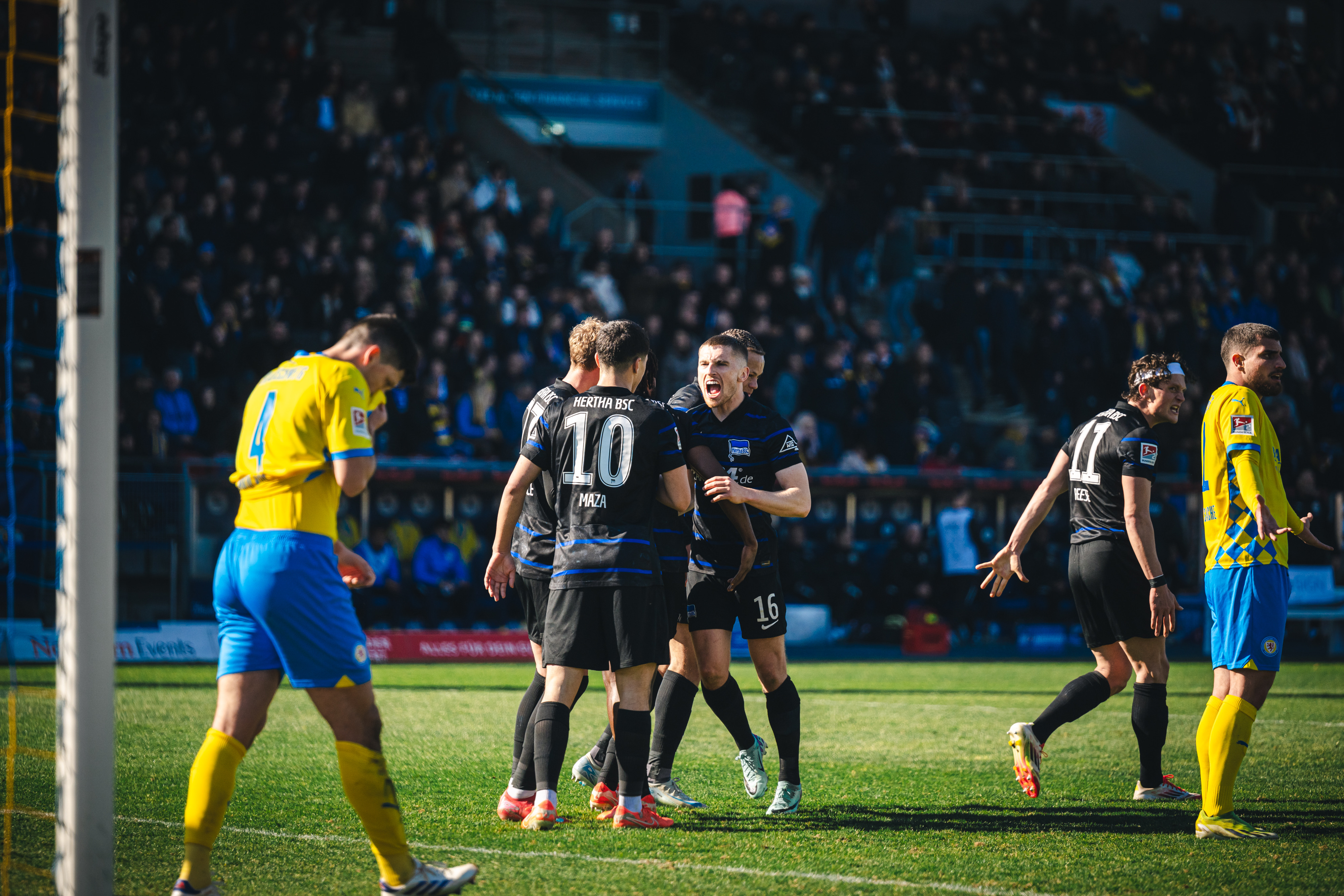 Unsere Herthaner um Jonjoe Kenny bejubeln ein Tor.