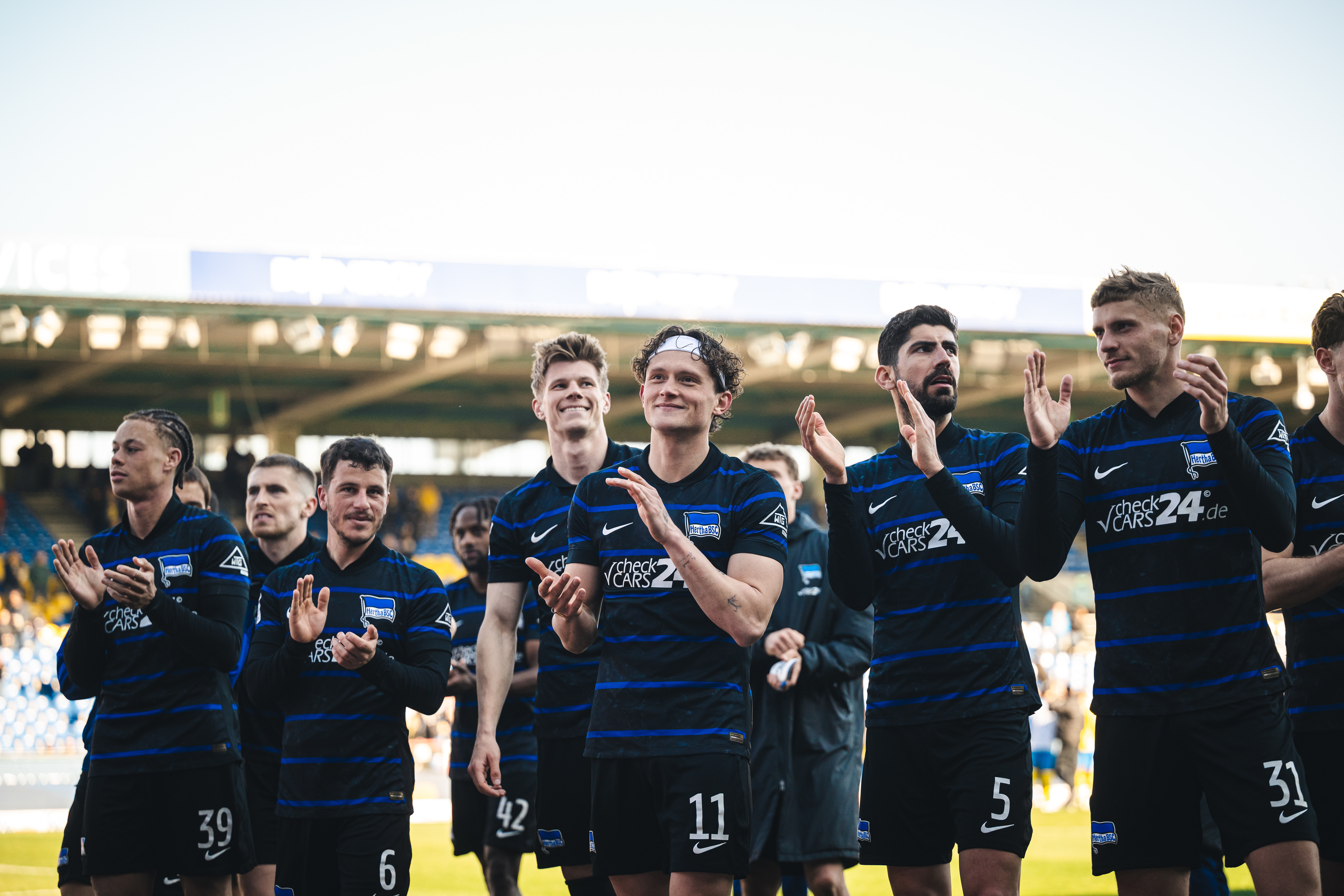 Fabian Reese und Kollegen applaudieren den nach Braunschweig mitgereisten Fans.