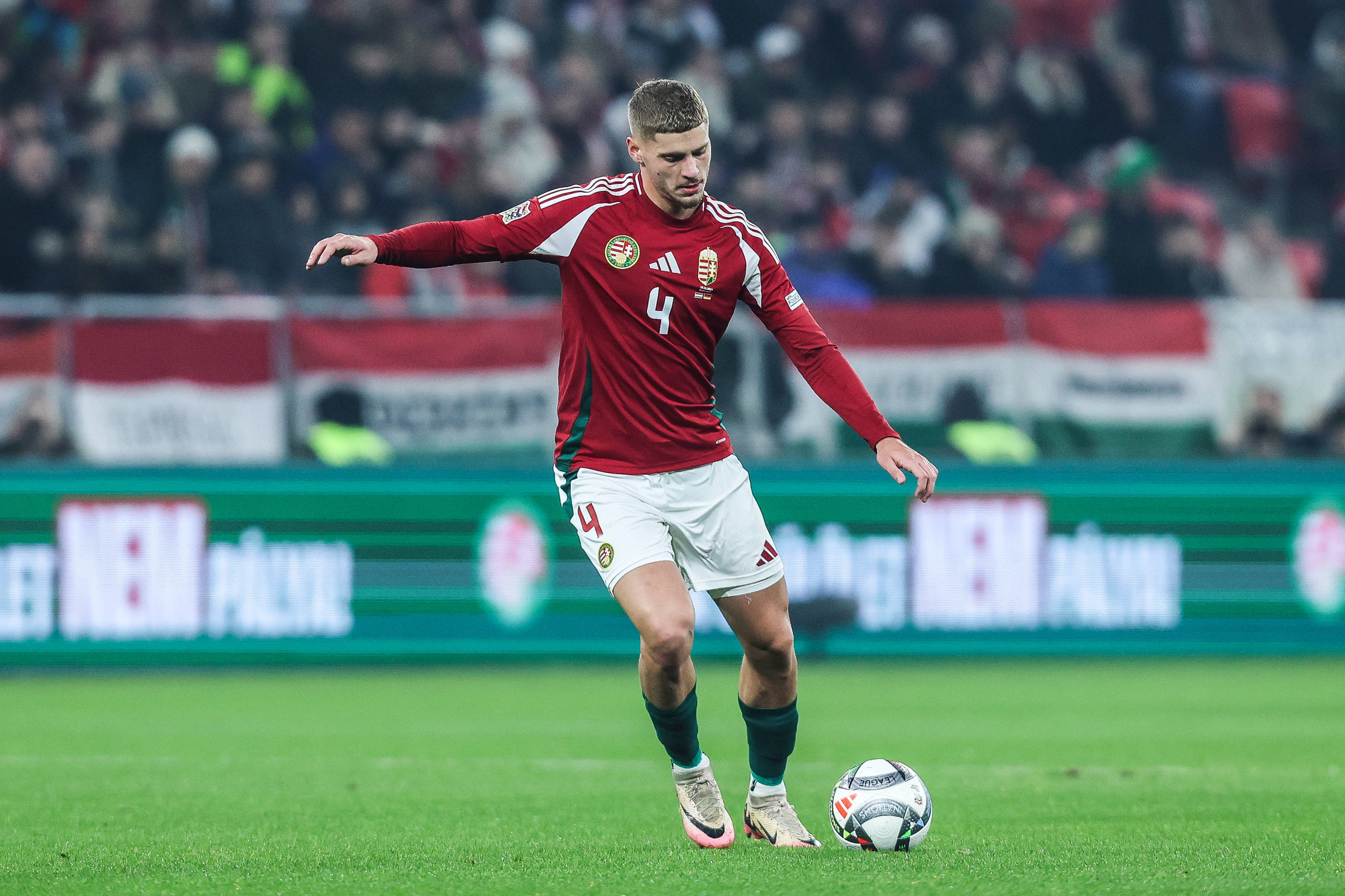 Márton Dárdai spielt einen Ball im Ungarn-Trikot.