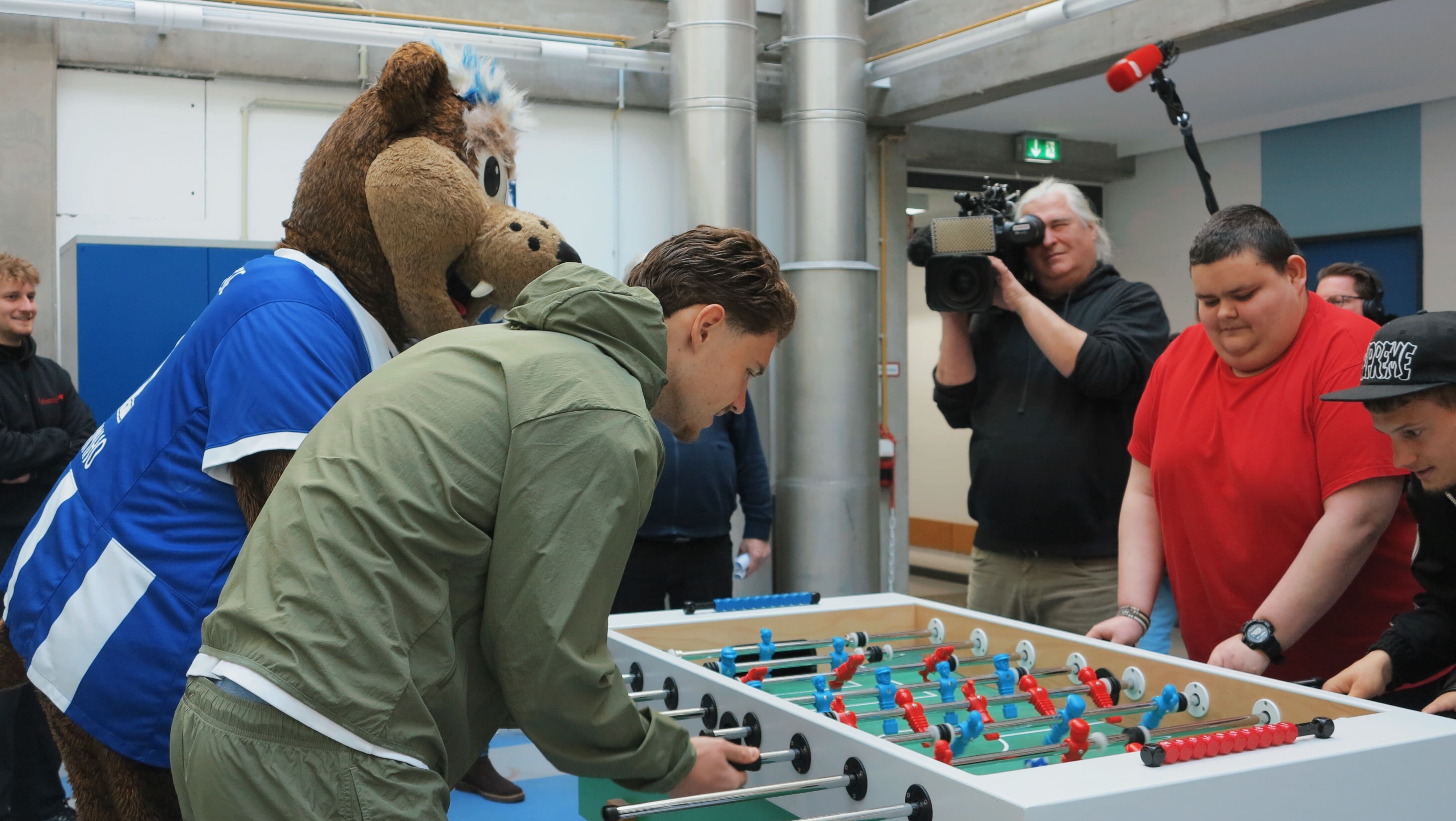 Herthinho und Linus Gechter kickern beim Schichtwechsel.