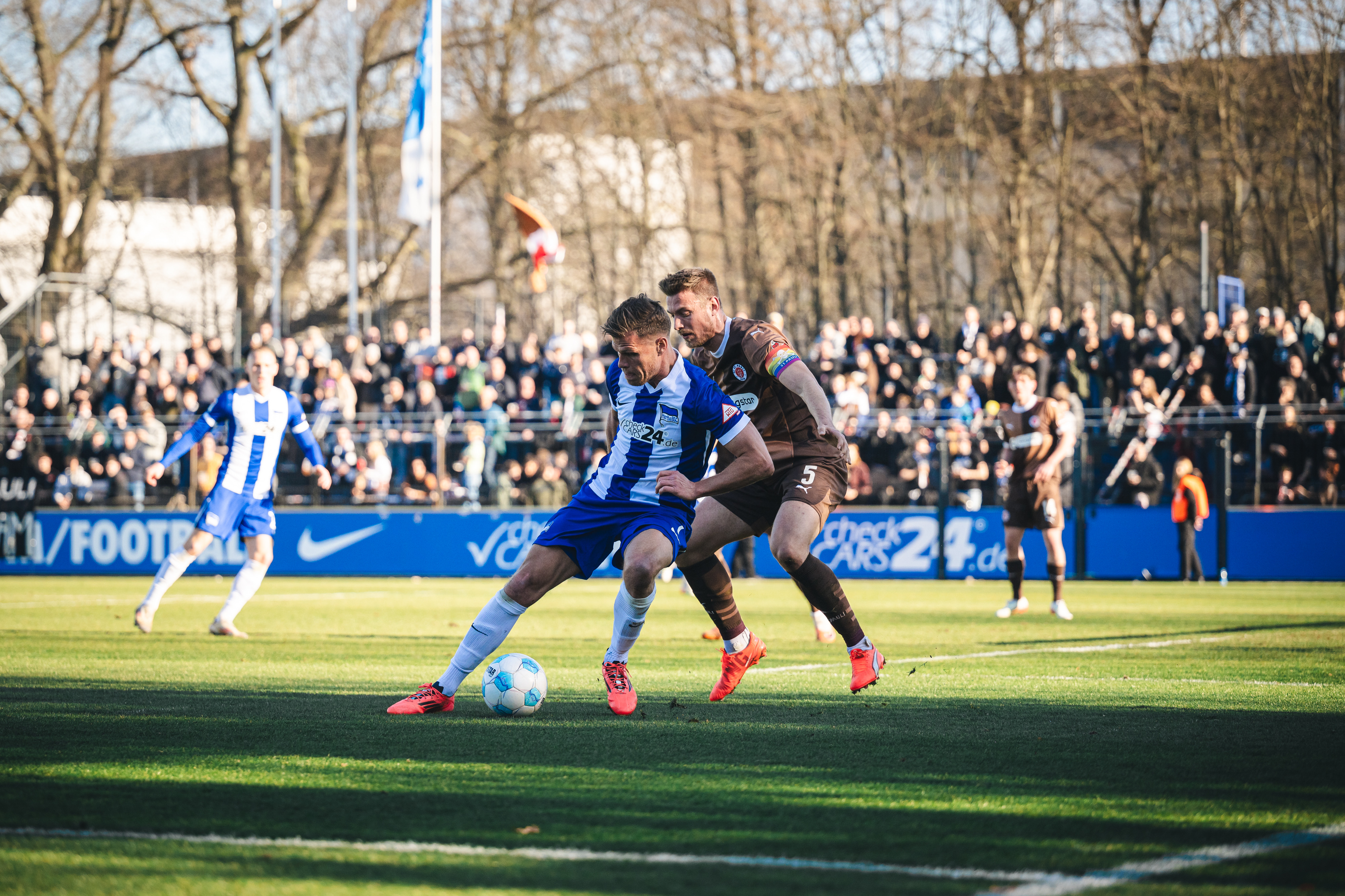 Florian Niederlechner im Zweikampf gegen St. Pauli.