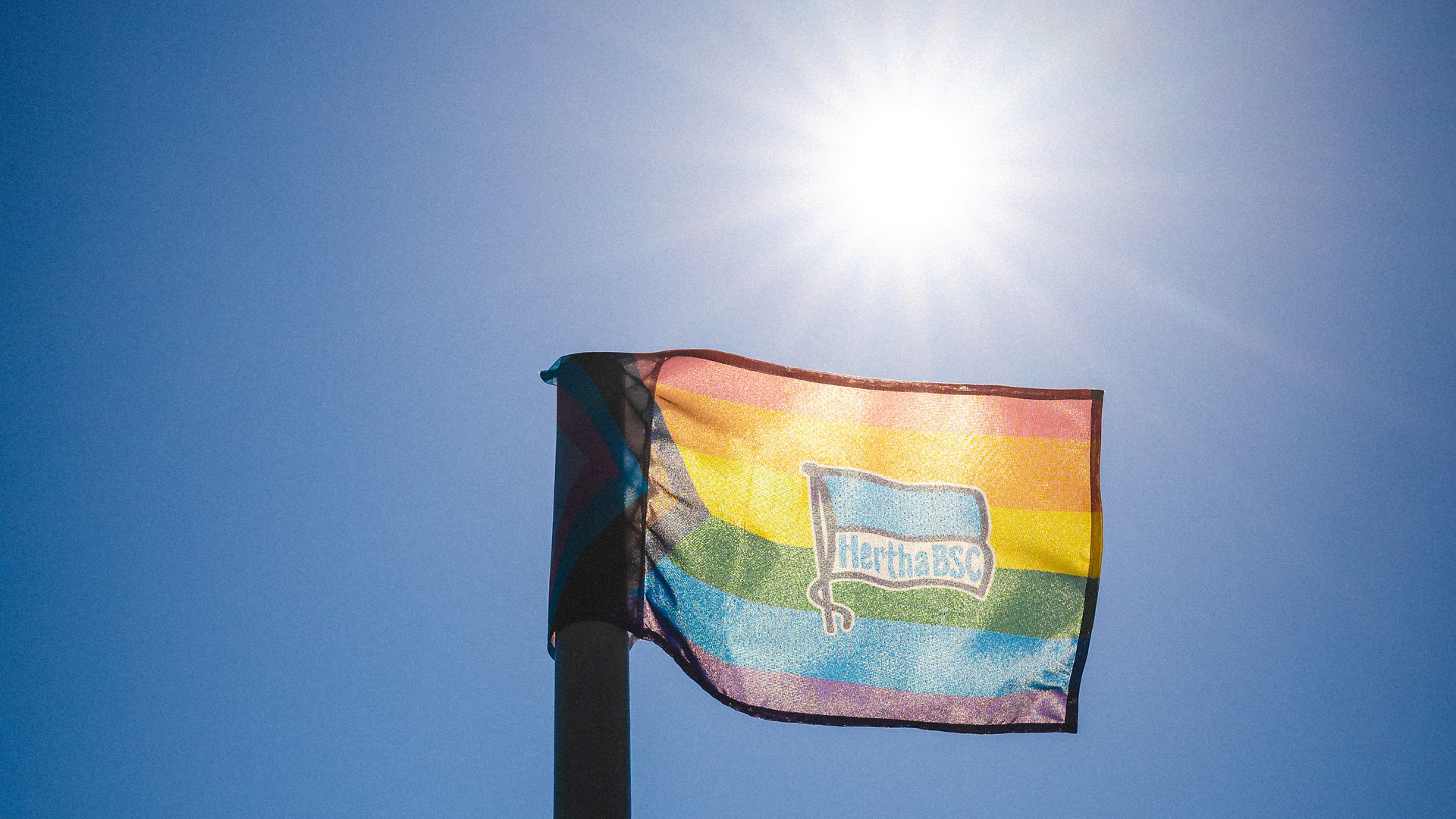 Eine Eckfahne im Stil der Progress Flag.