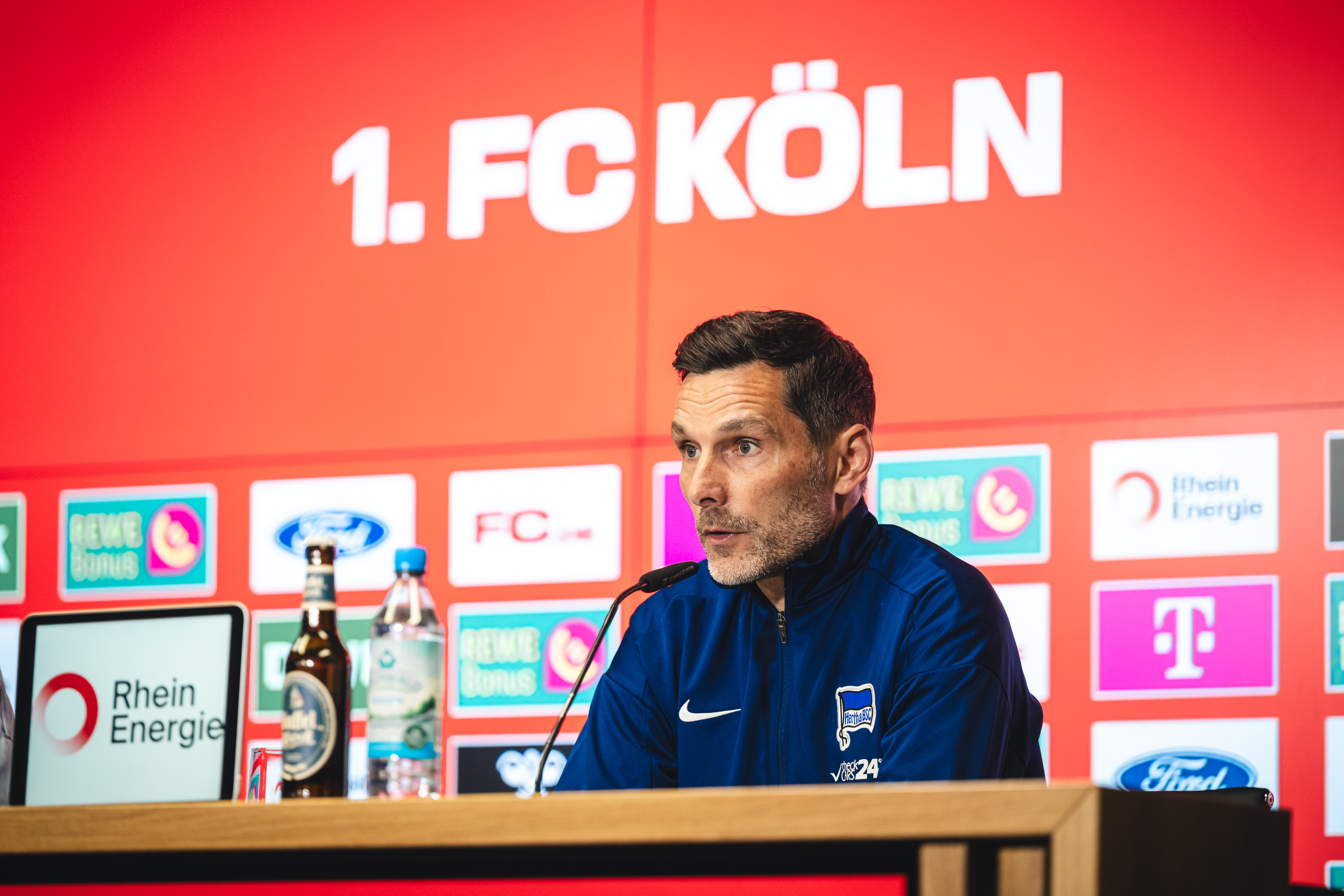 Stefan Leitl bei der PK nach dem Auswärtssieg in Köln.