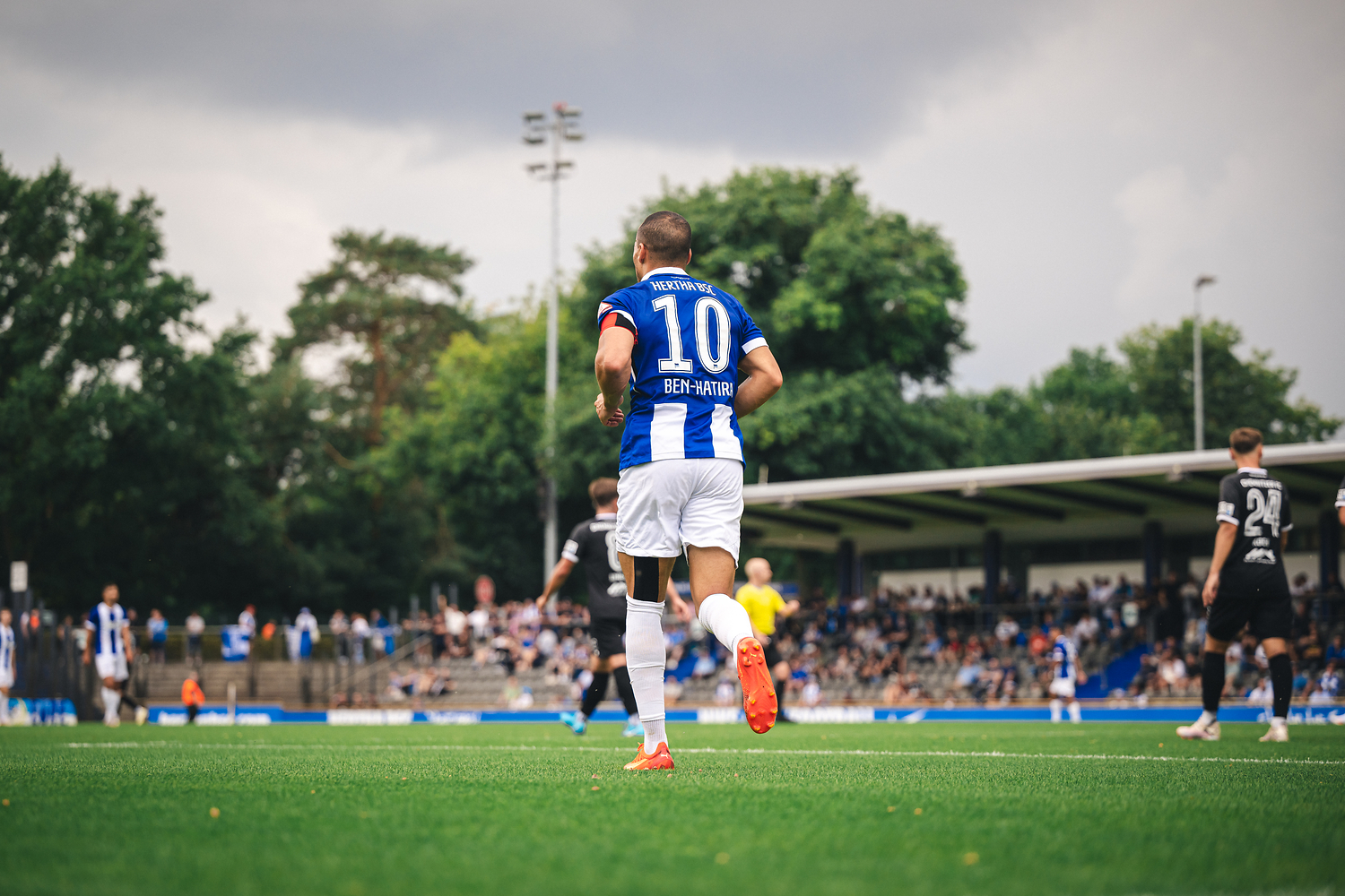 Änis Ben-Hatira läuft mit dem Rücken zur Kamera über das Spielfeld.
