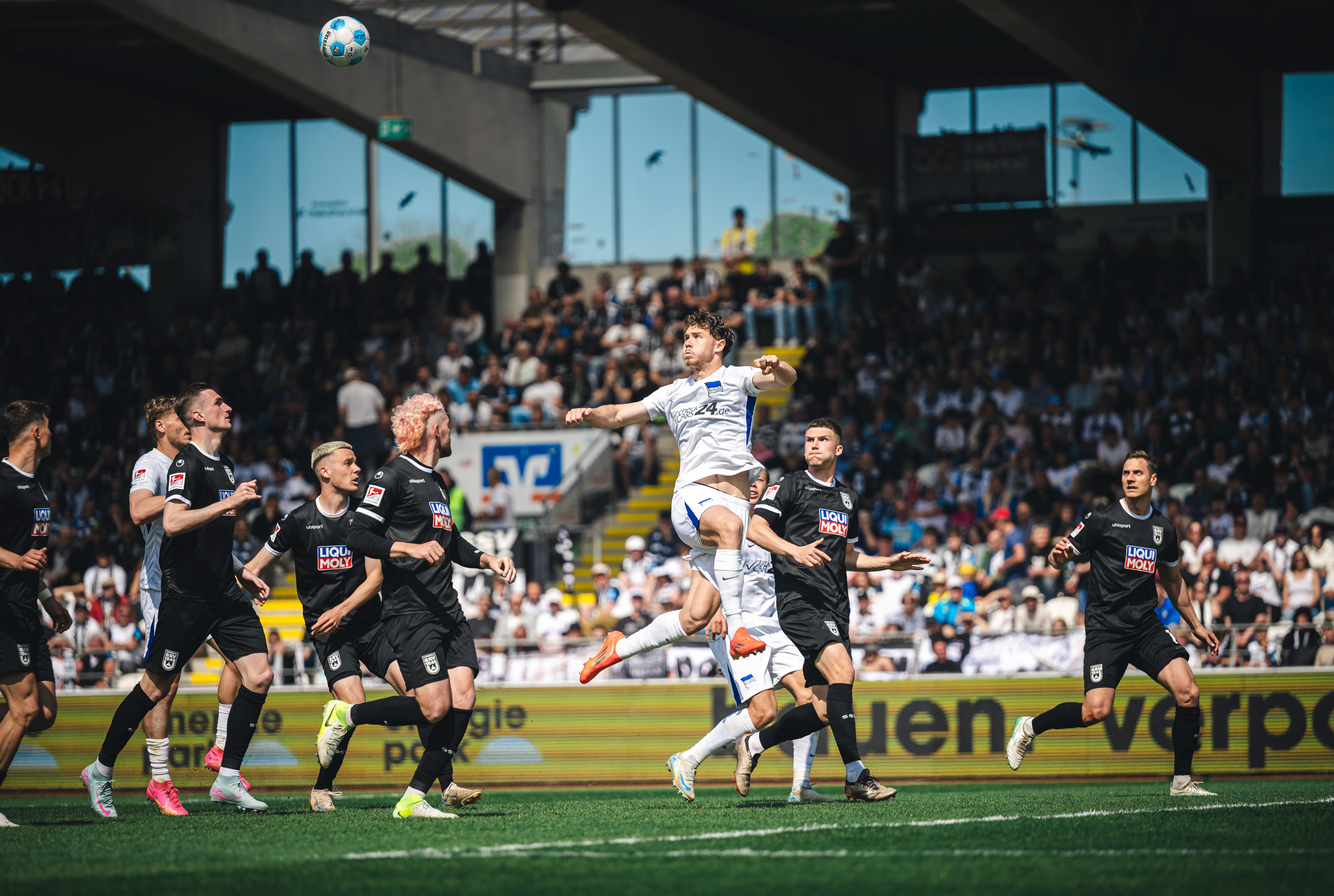 Linus Gechter setzt in Ulm zum Kopfball an.