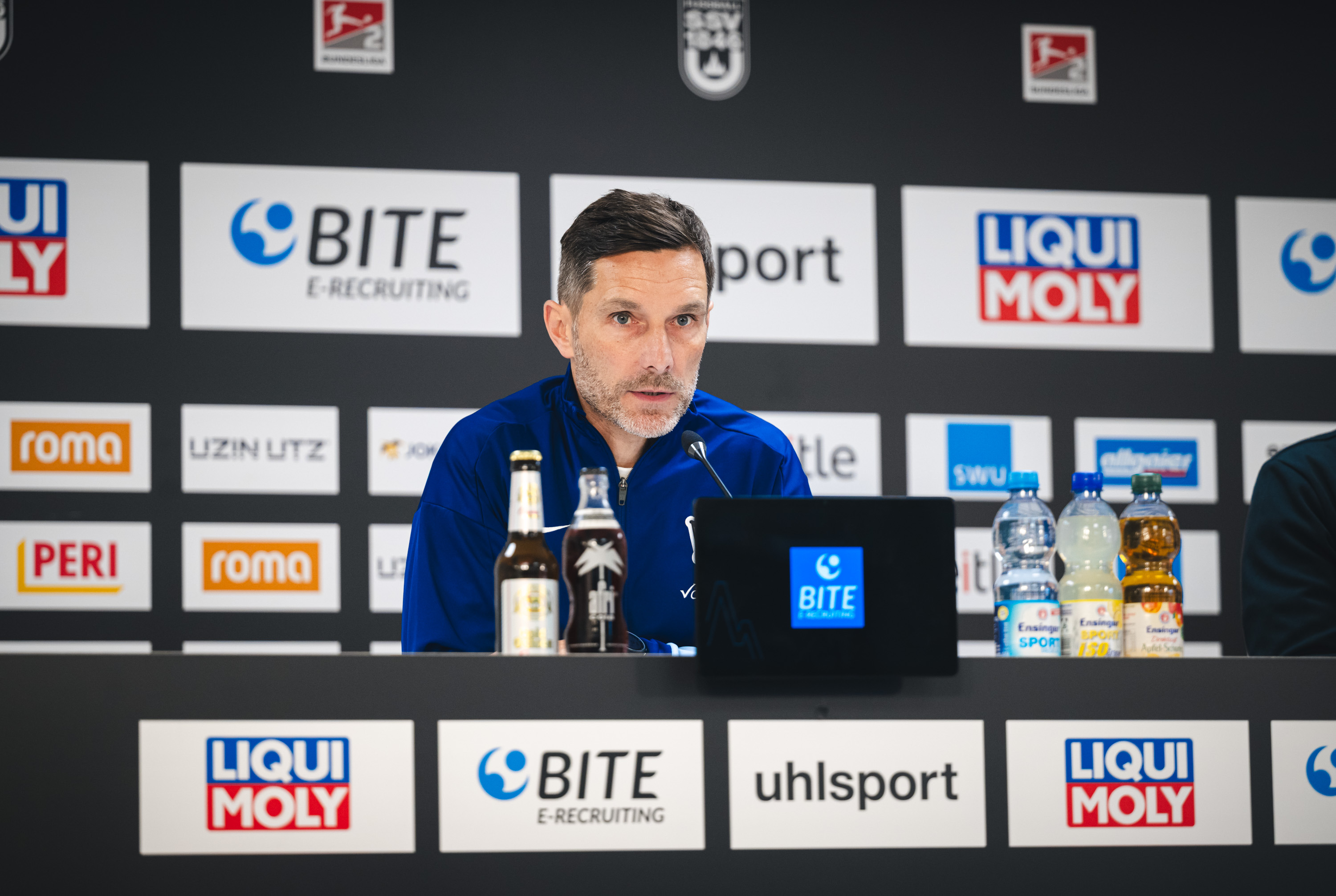 Stefan Leitl auf der Pressekonferenz nach dem Auswärtssieg in Ulm.