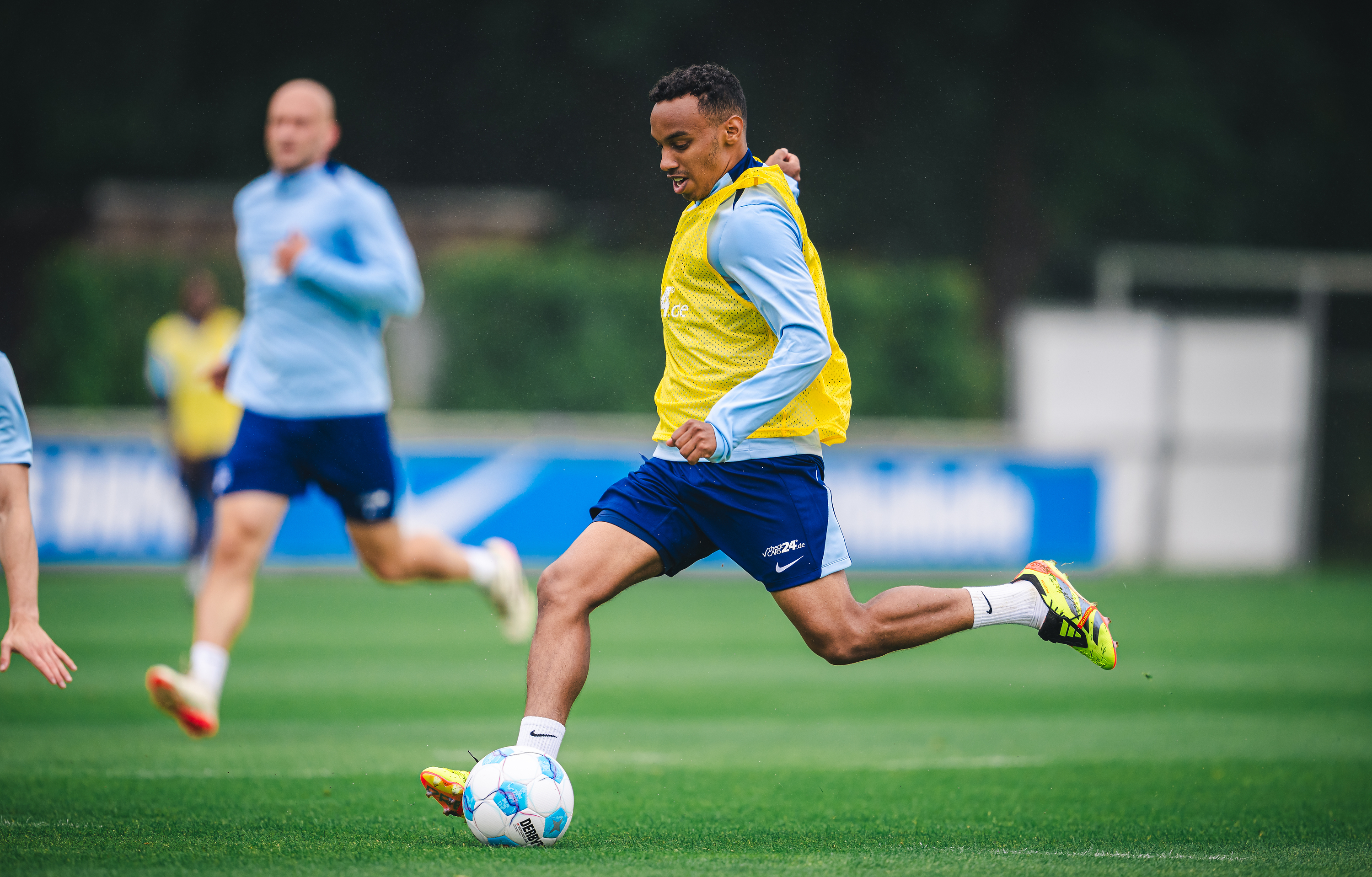 Bilal Hussein spielt einen Pass im Training.