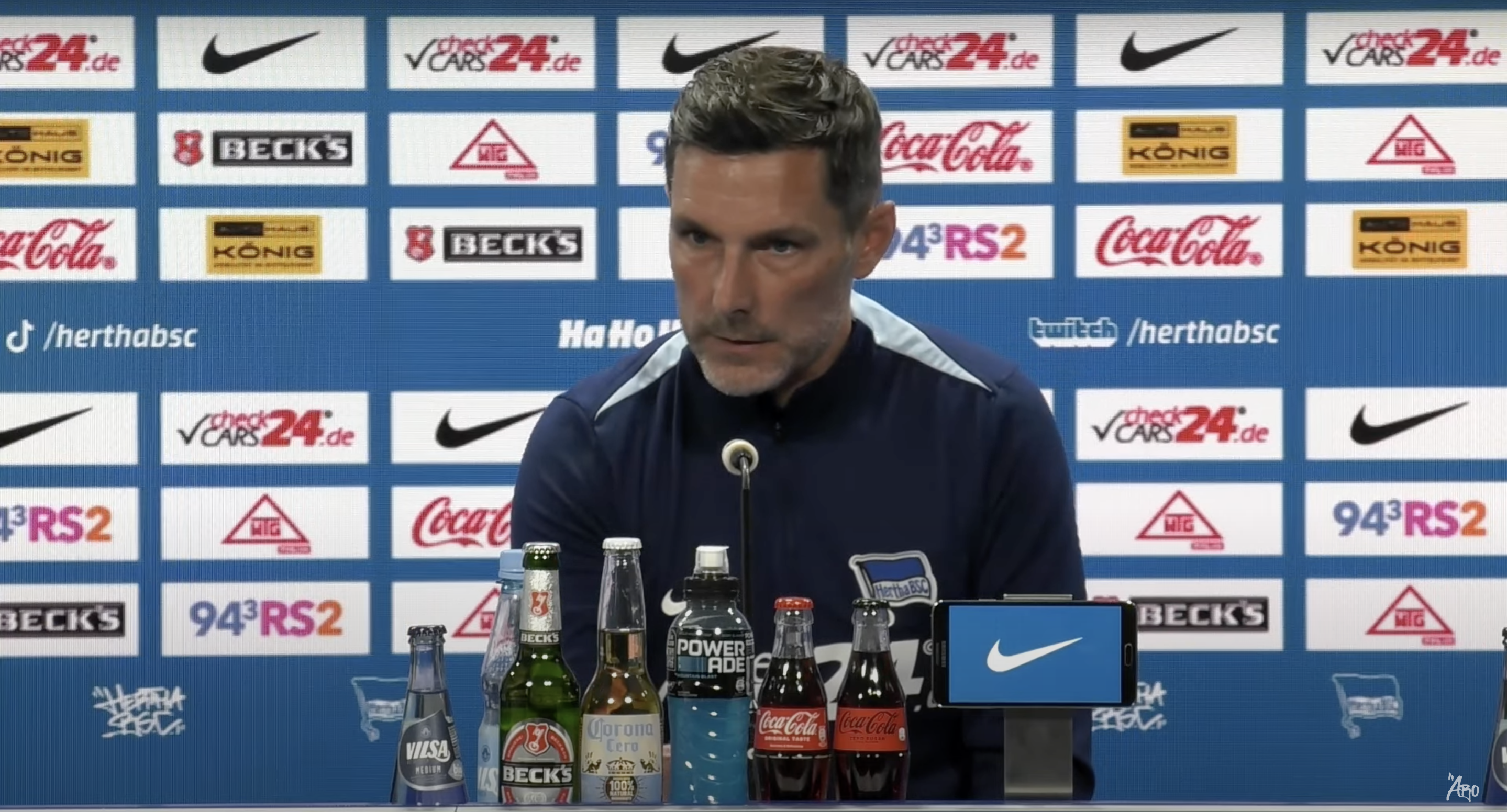 Stefan Leitl auf der PK vor dem Heimspiel gegen Magdeburg.