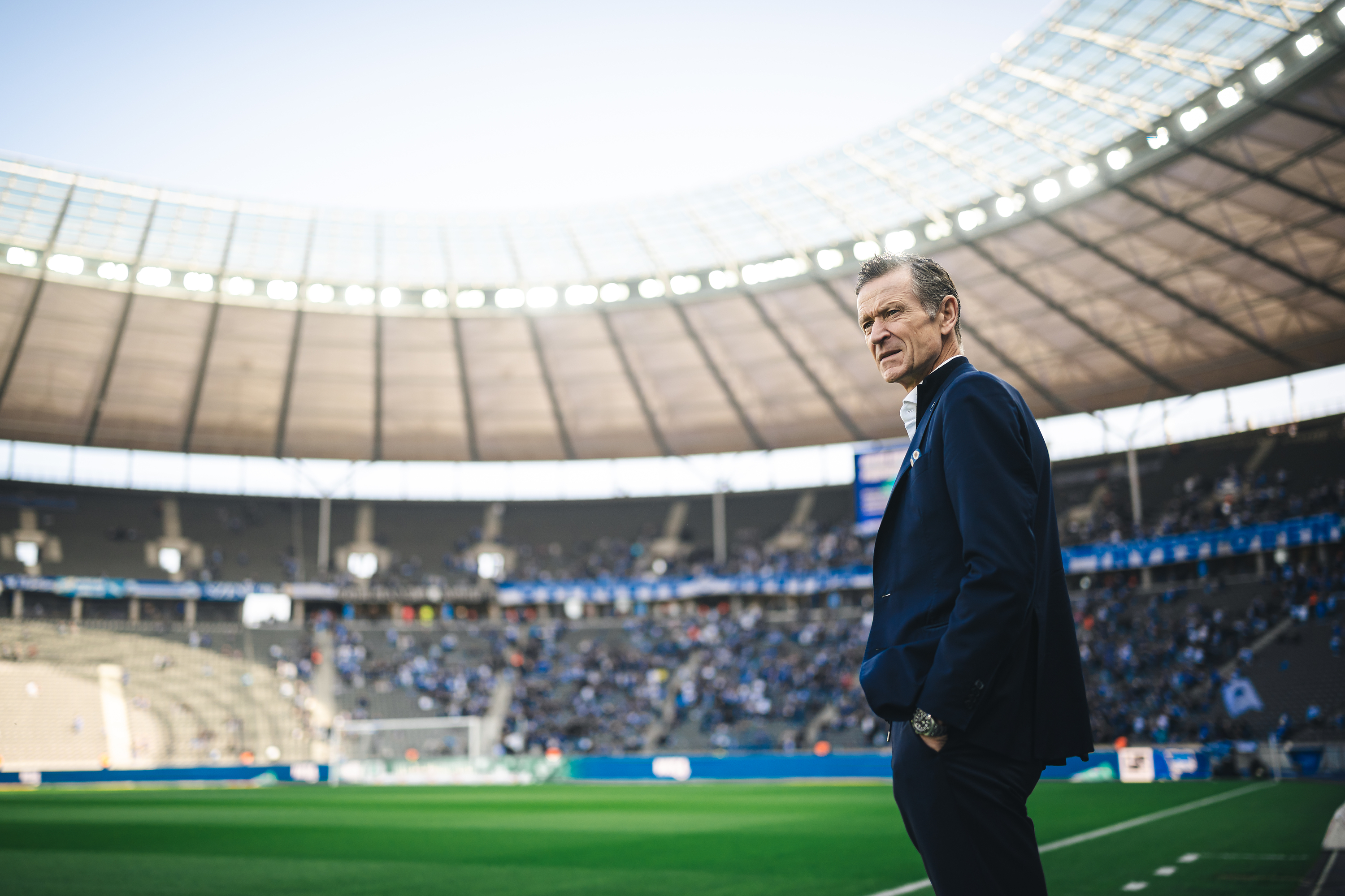 Thomas E. Herrich blickt ins Olympiastadion.