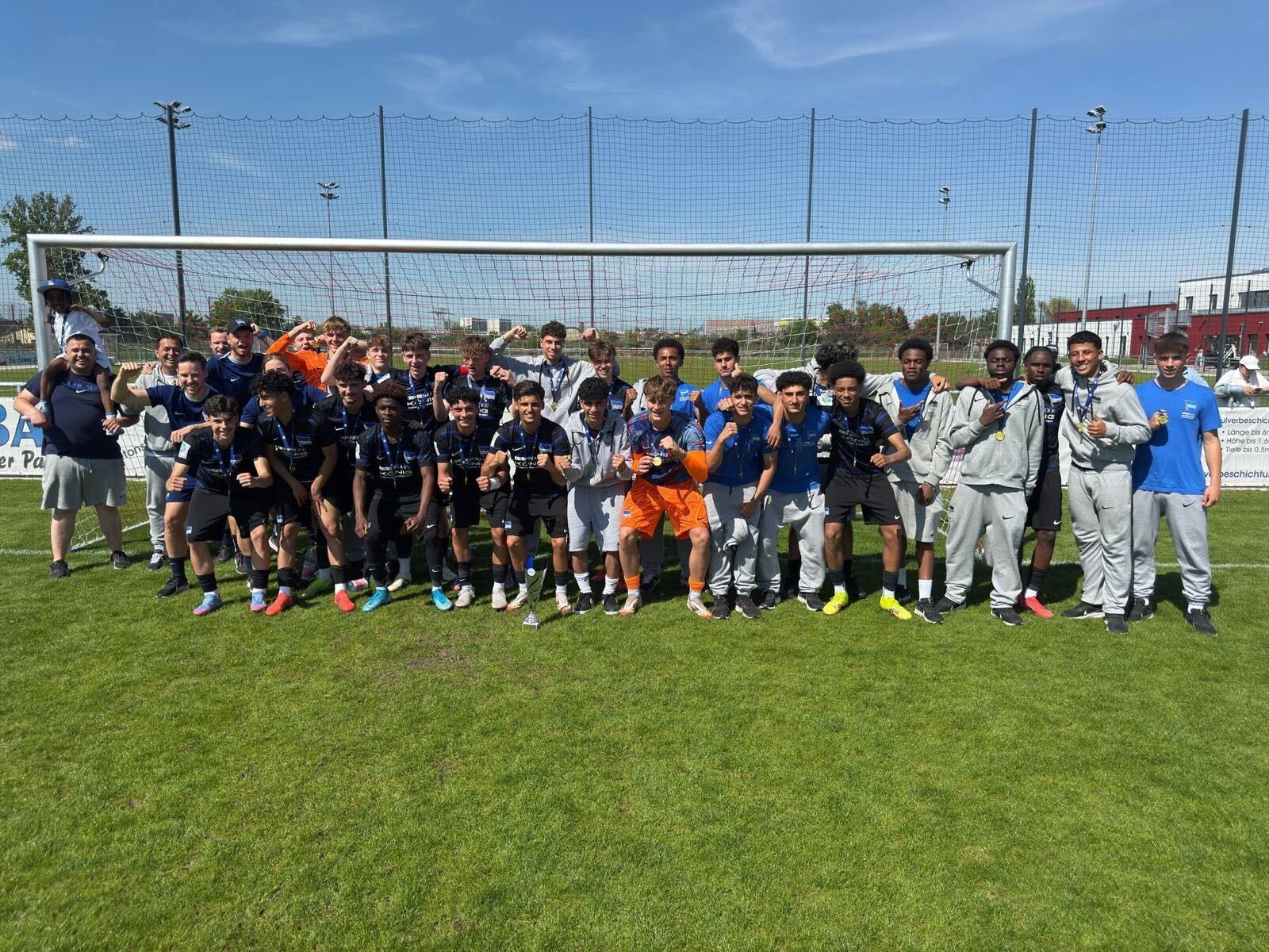Unsere U17 bejubelt den Sieg im Finale des NOFV-Pokals.