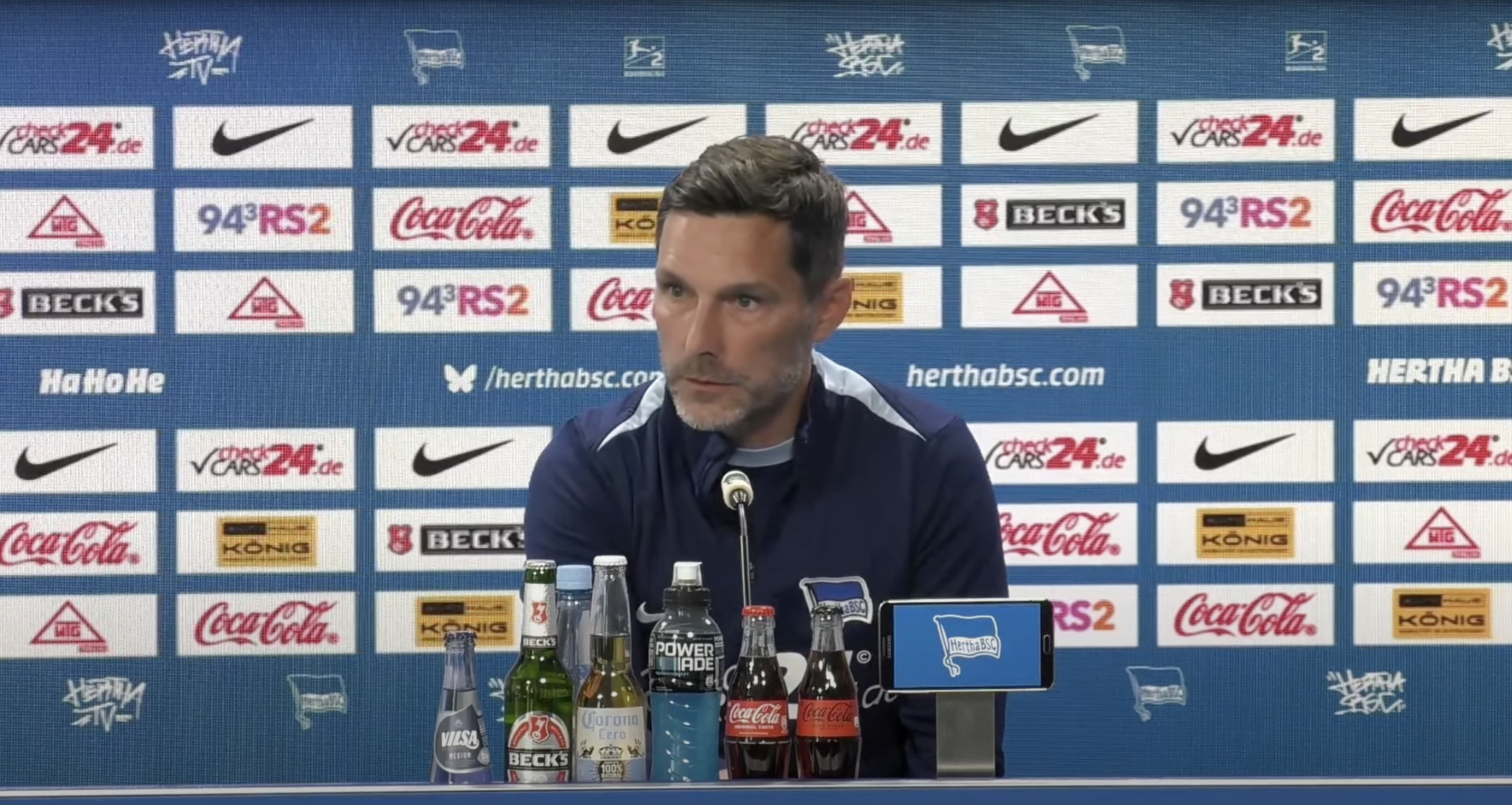 Stefan Leitl sitzt auf dem Podium.
