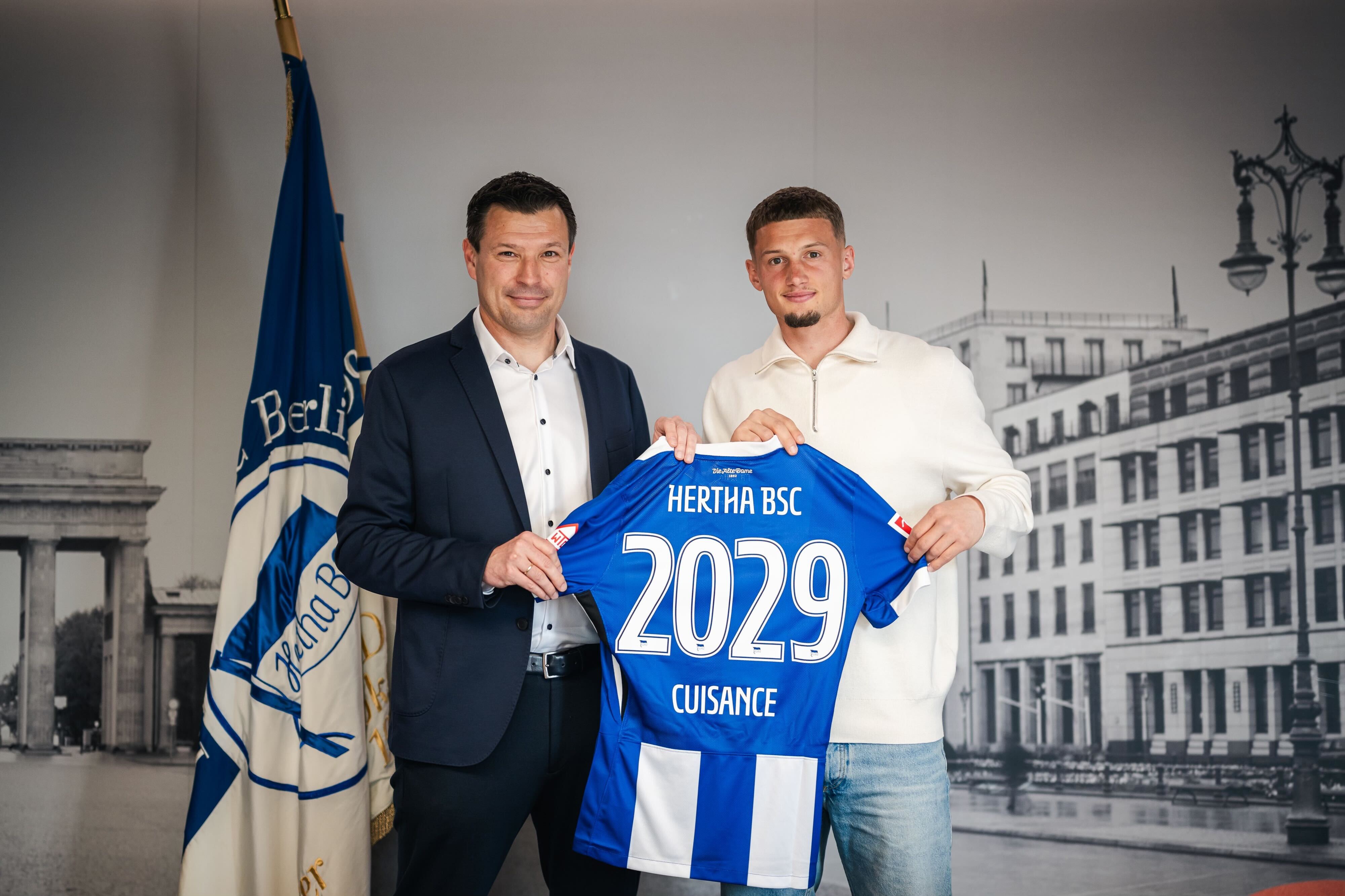 Benjamin Weber und Micka Cuisance präsentieren ein Hertha-Trikot mit der neuen Vertragslaufzeit.