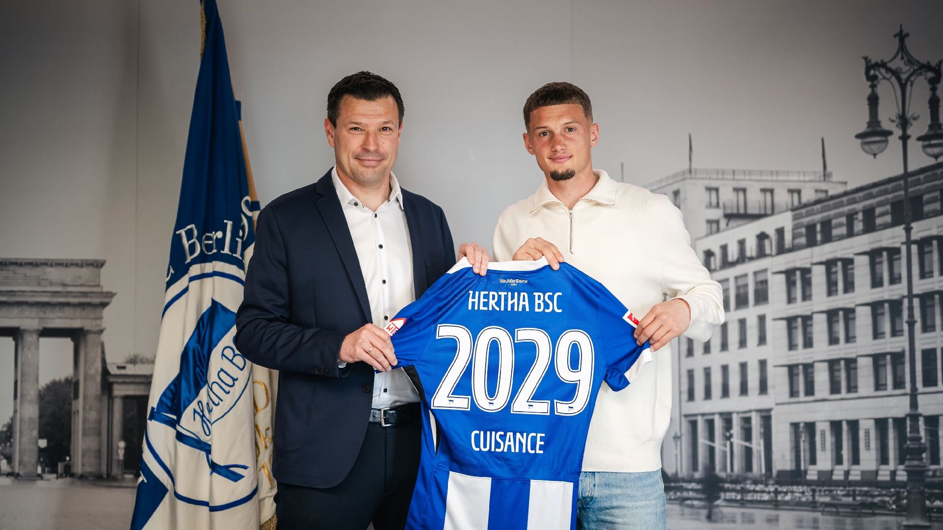 Benjamin Weber und Micka Cuisance präsentieren ein Hertha-Trikot mit der neuen Vertragslaufzeit.