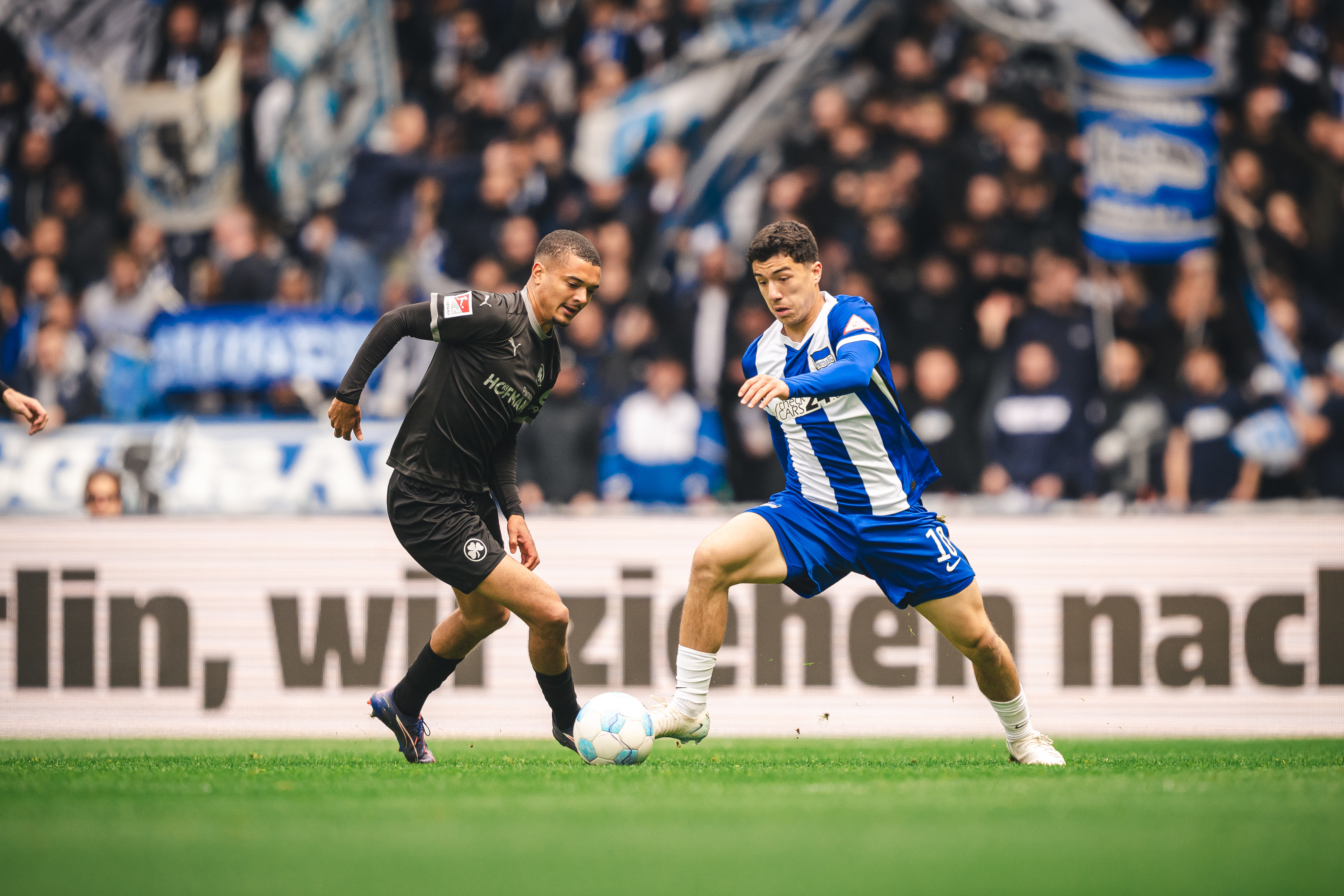 Ibrahim Maza im Zweikampf im Heimspiel gegen Greuther Fürth.