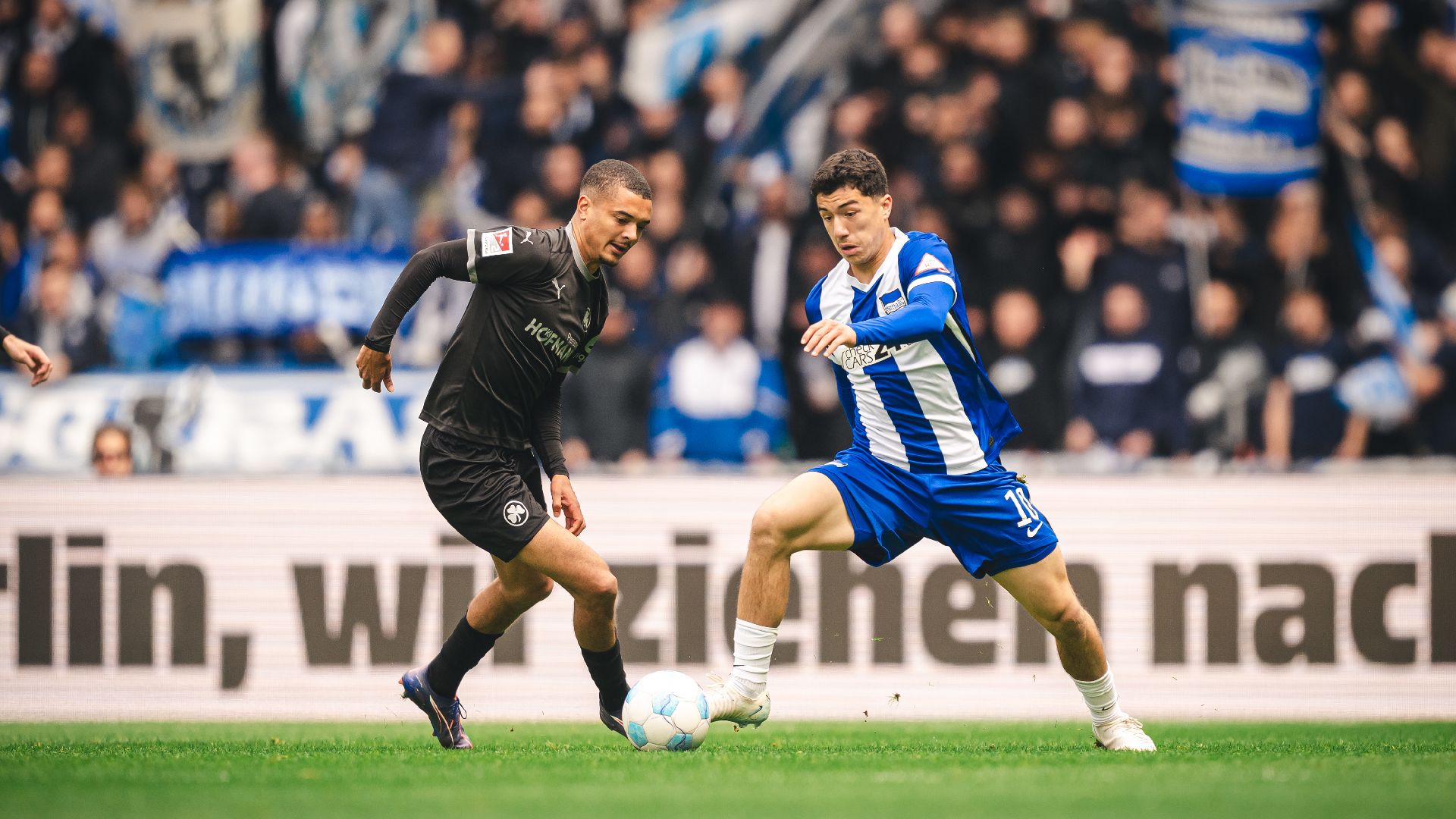 Ibrahim Maza im Zweikampf im Heimspiel gegen Greuther Fürth.