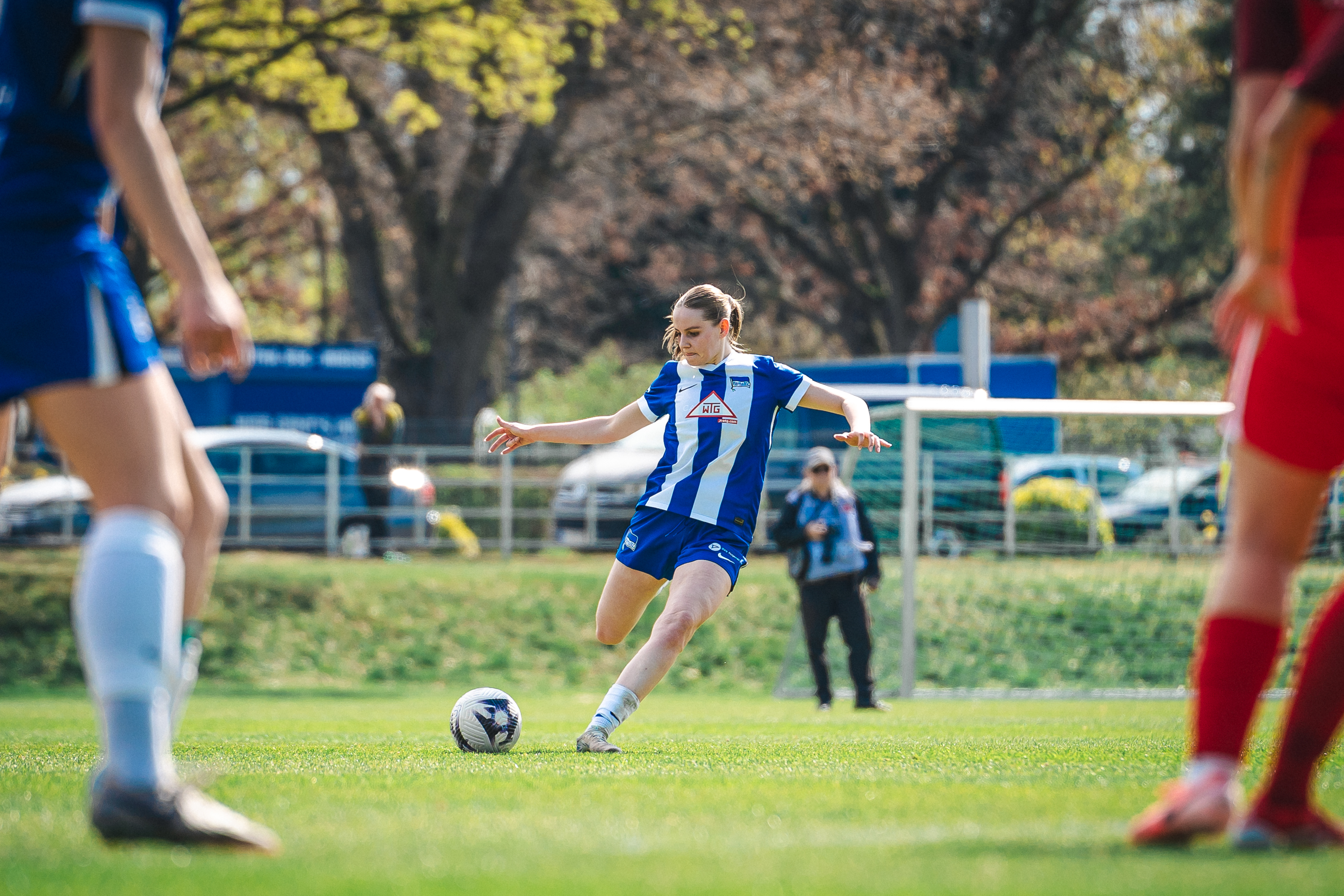 Elina Frieauff schlägt einen langen Ball.