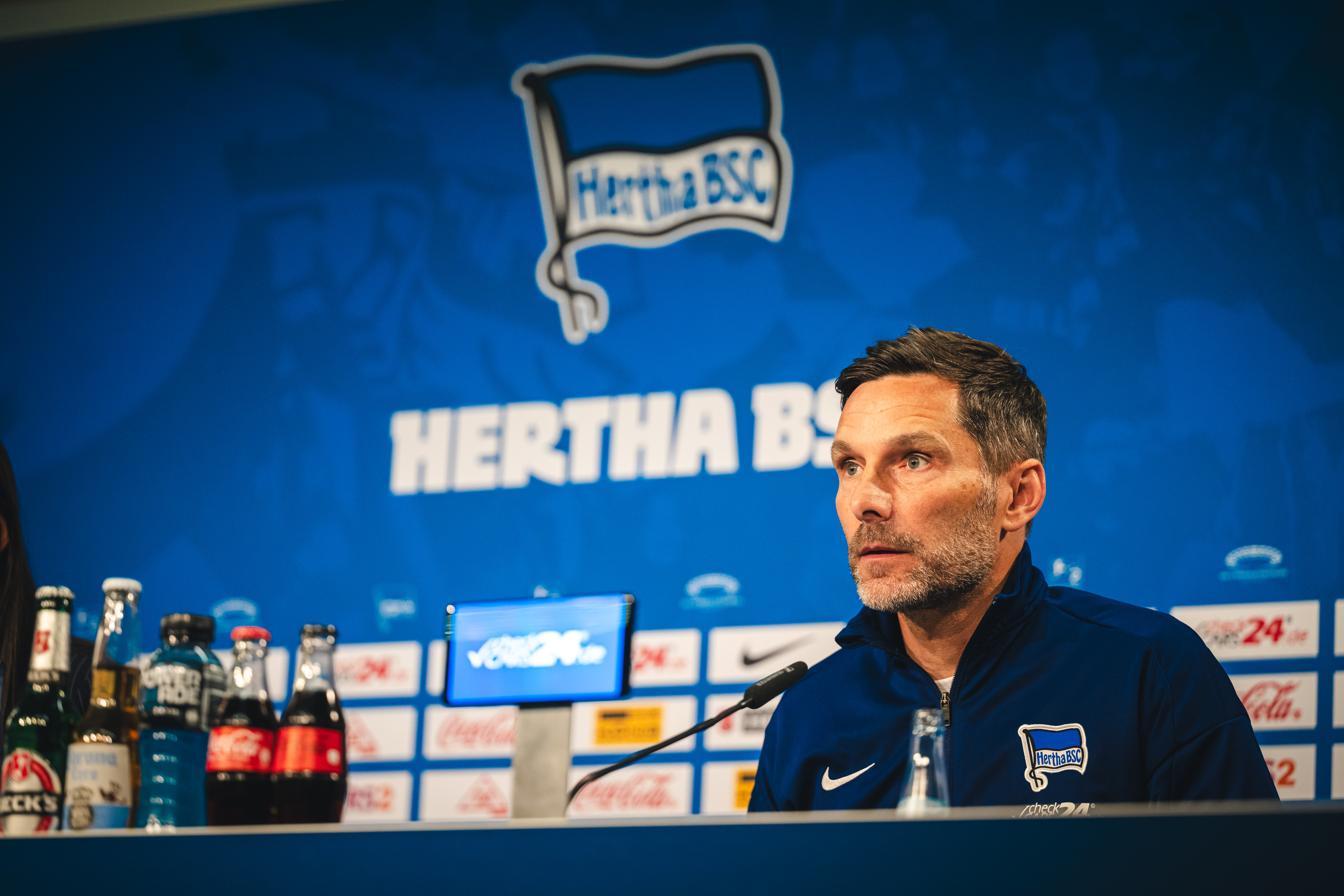 Stefan Leitl bei der Pressekonferenz nach dem Heimsieg gegen Greuther Fürth.