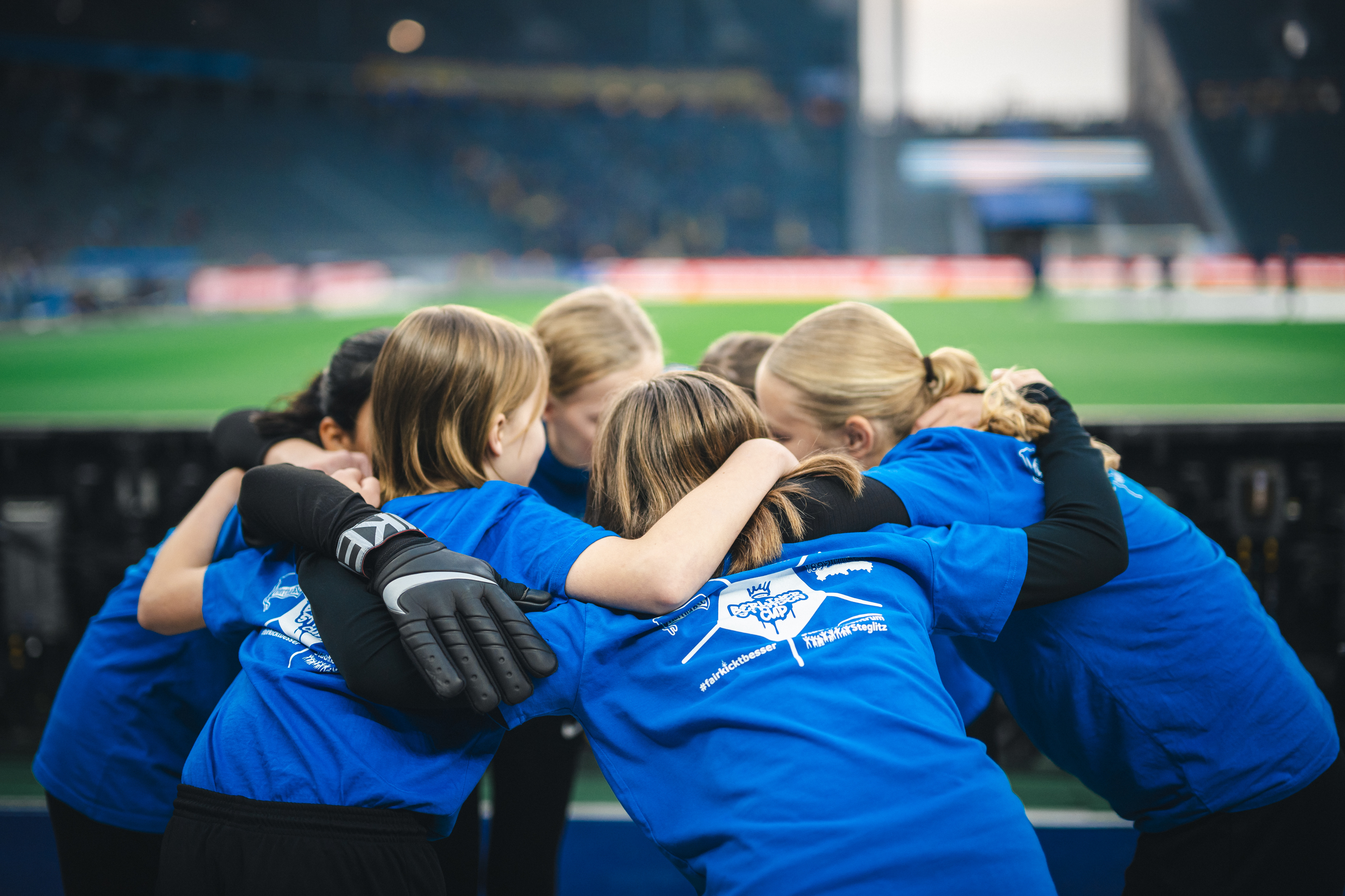 Mädels formieren sich vor dem Finale des Berliner Straßen Cups zum Teamkreis.