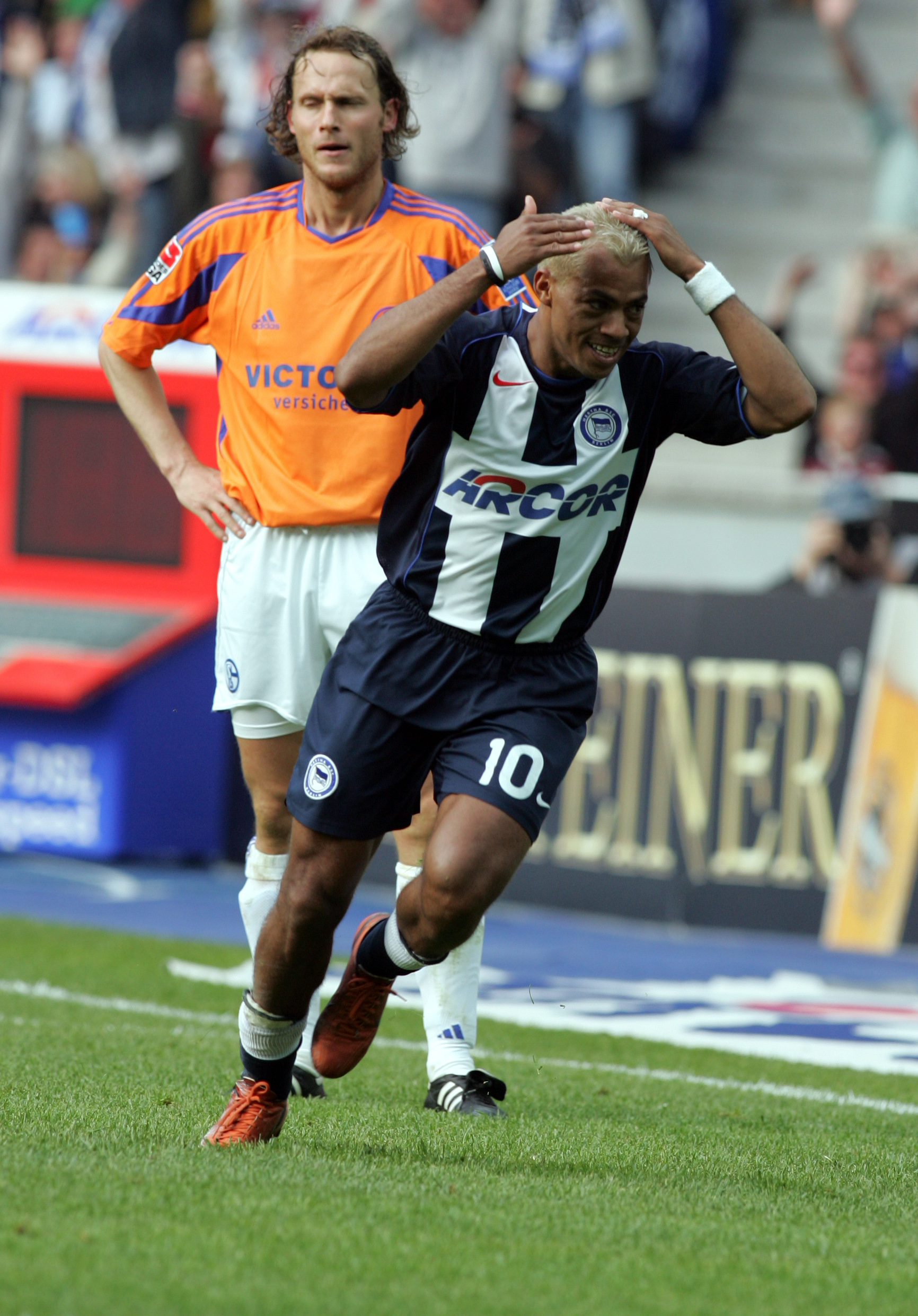 Marcelinho bejubelt ein Tor.
