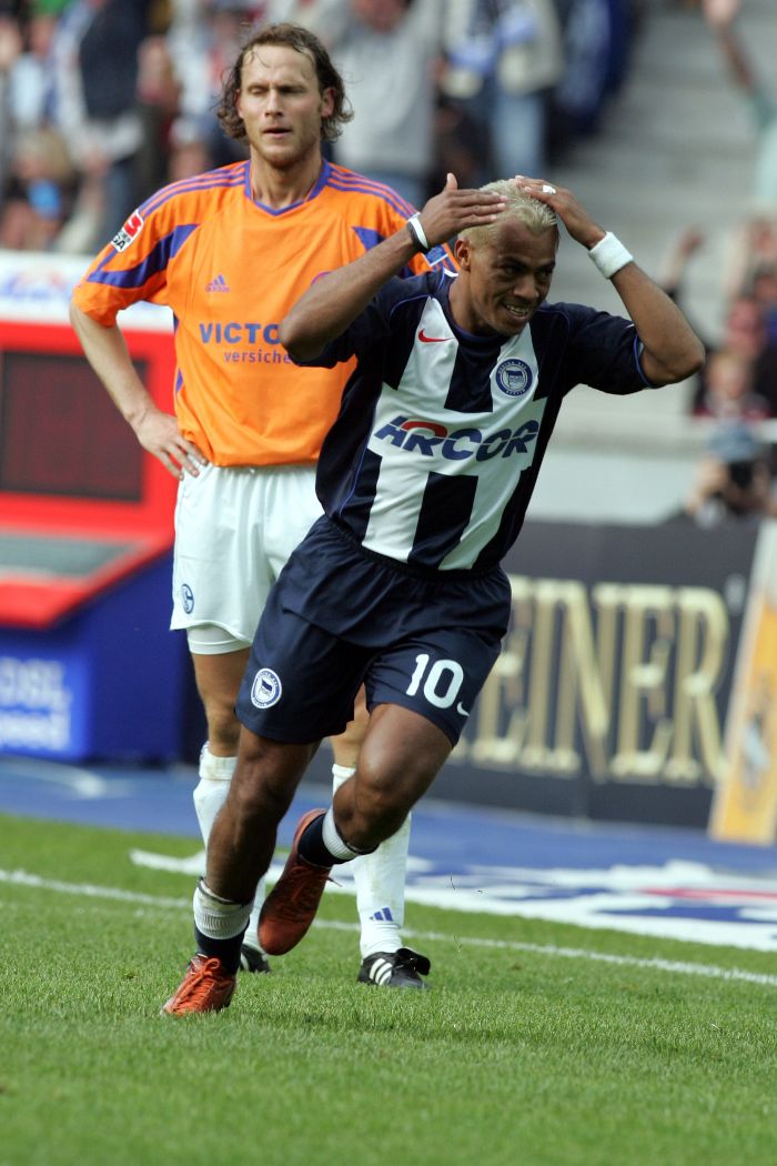 Marcelinho bejubelt ein Tor.