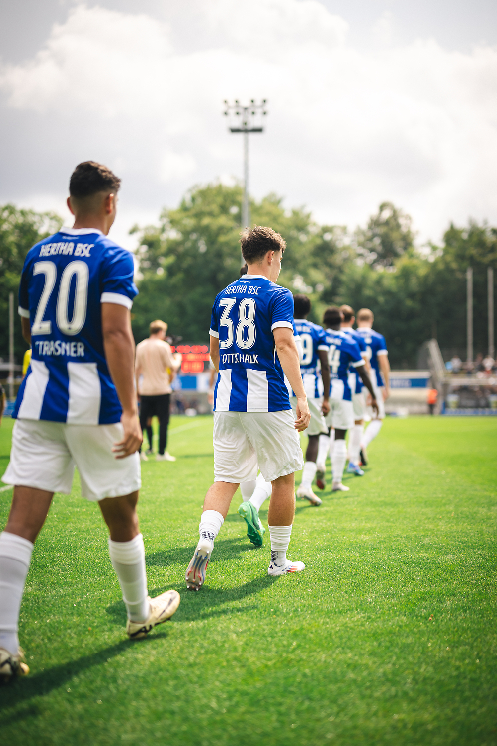 Eliyas Strasner, Julius Gottschalk und Kollegen betreten den Rasen vor einem U23-Heimspiel.