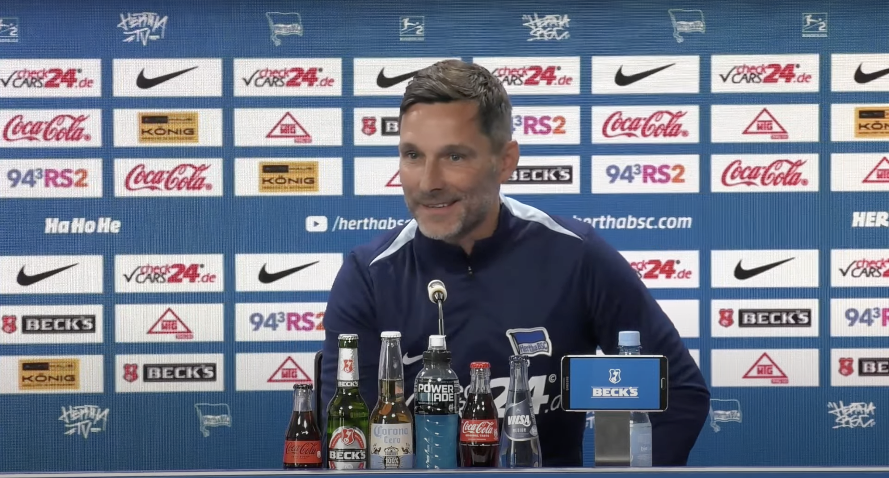 Stefan Leitl lächelt bei der PK vor dem Auswärtsspiel in Münster.