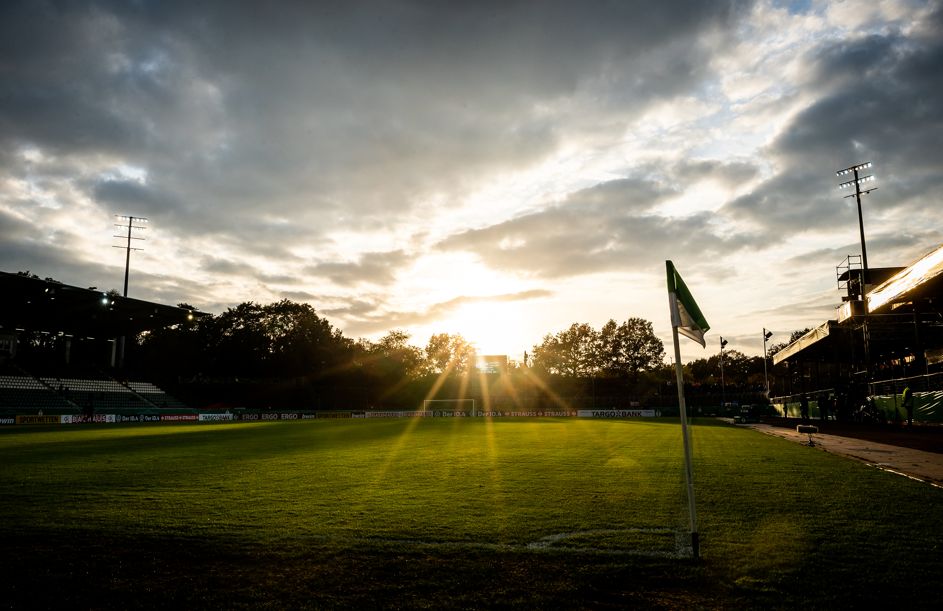 Das LVM-Preußenstadion bei Sonnenuntergang.