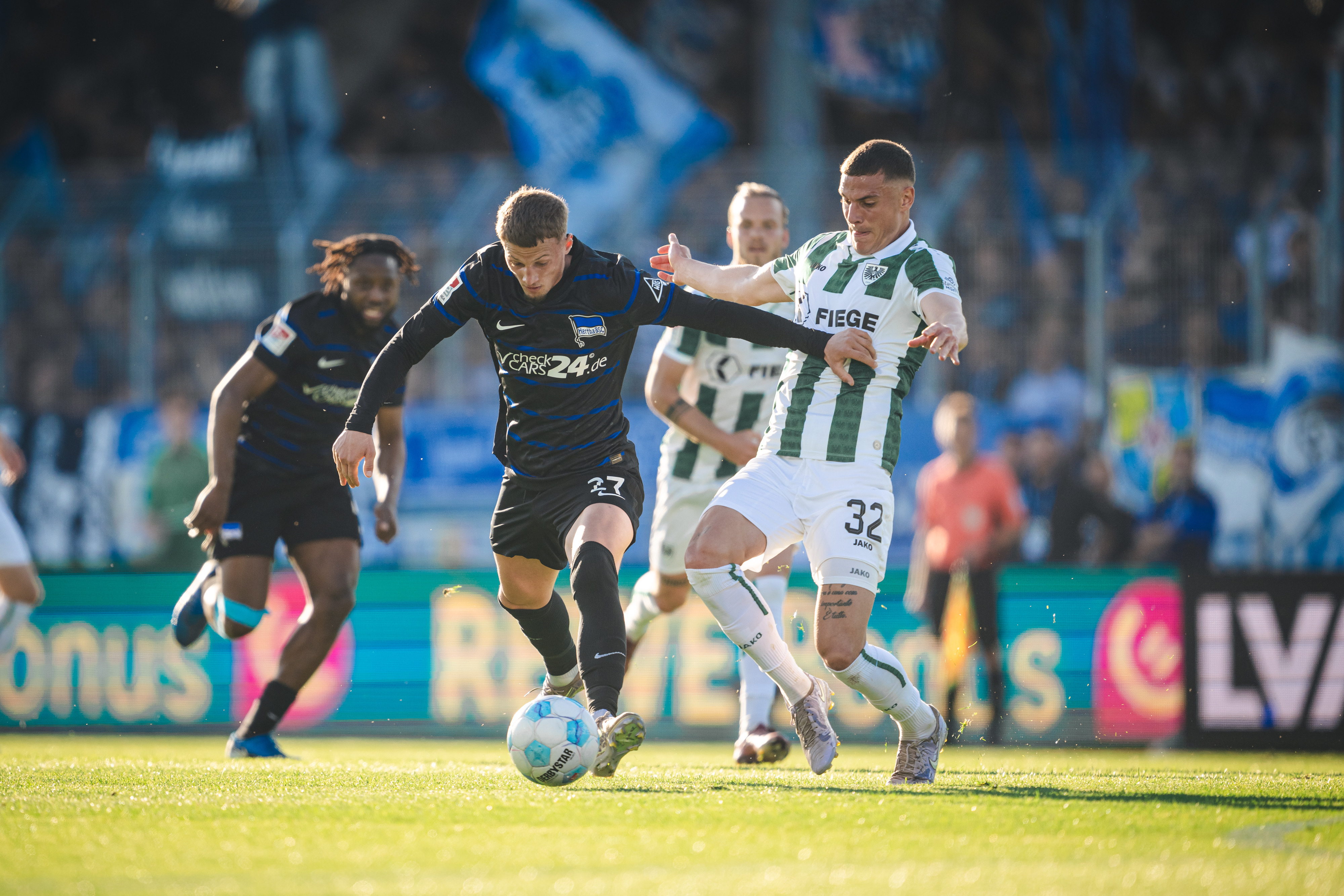 Michaël Cuisance im Zweikampf beim Auswärtsspiel gegen Preußen Münster.