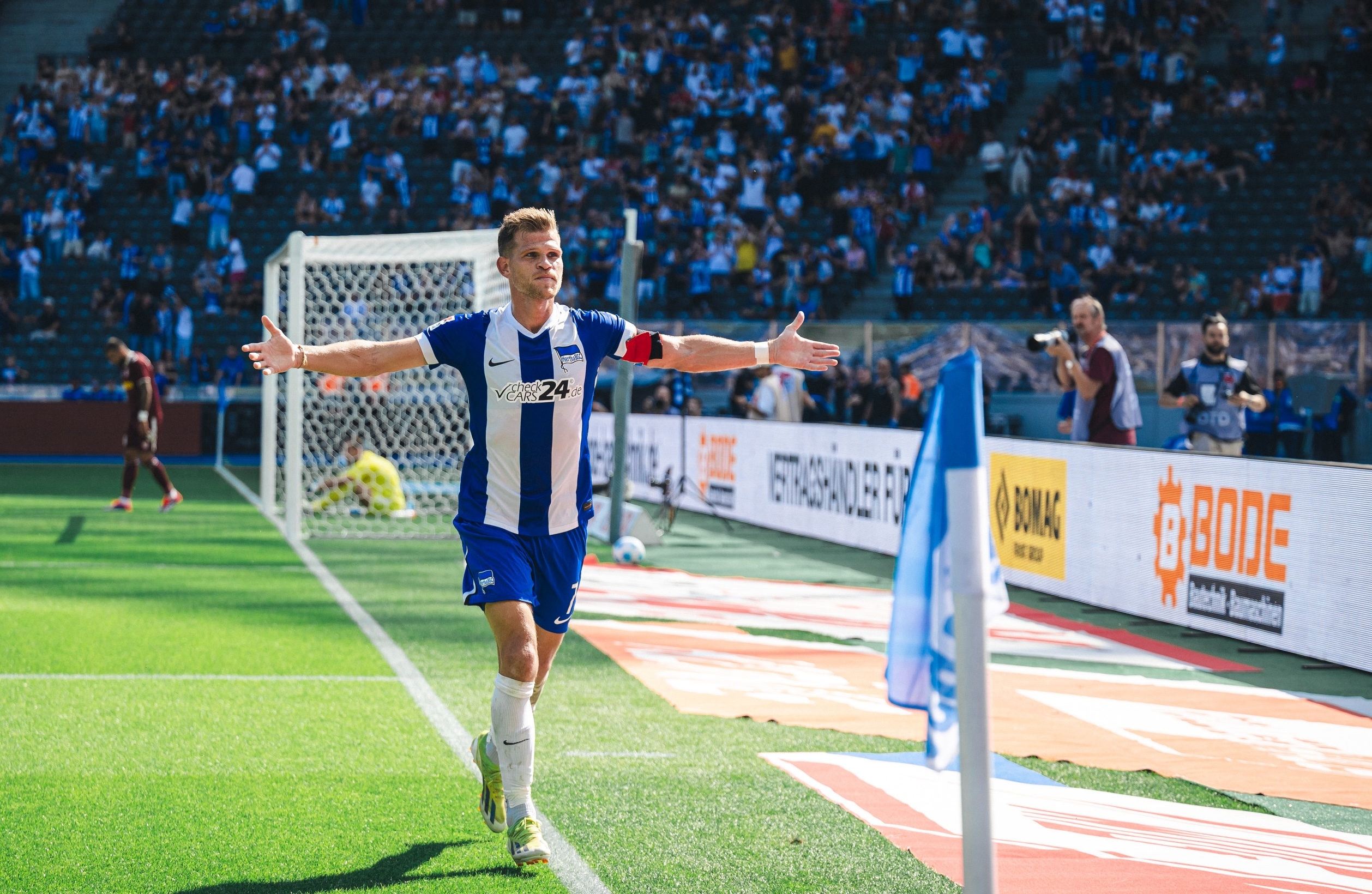 Florian Niederlechner bejubelt einen Treffer im Olympiastadion.