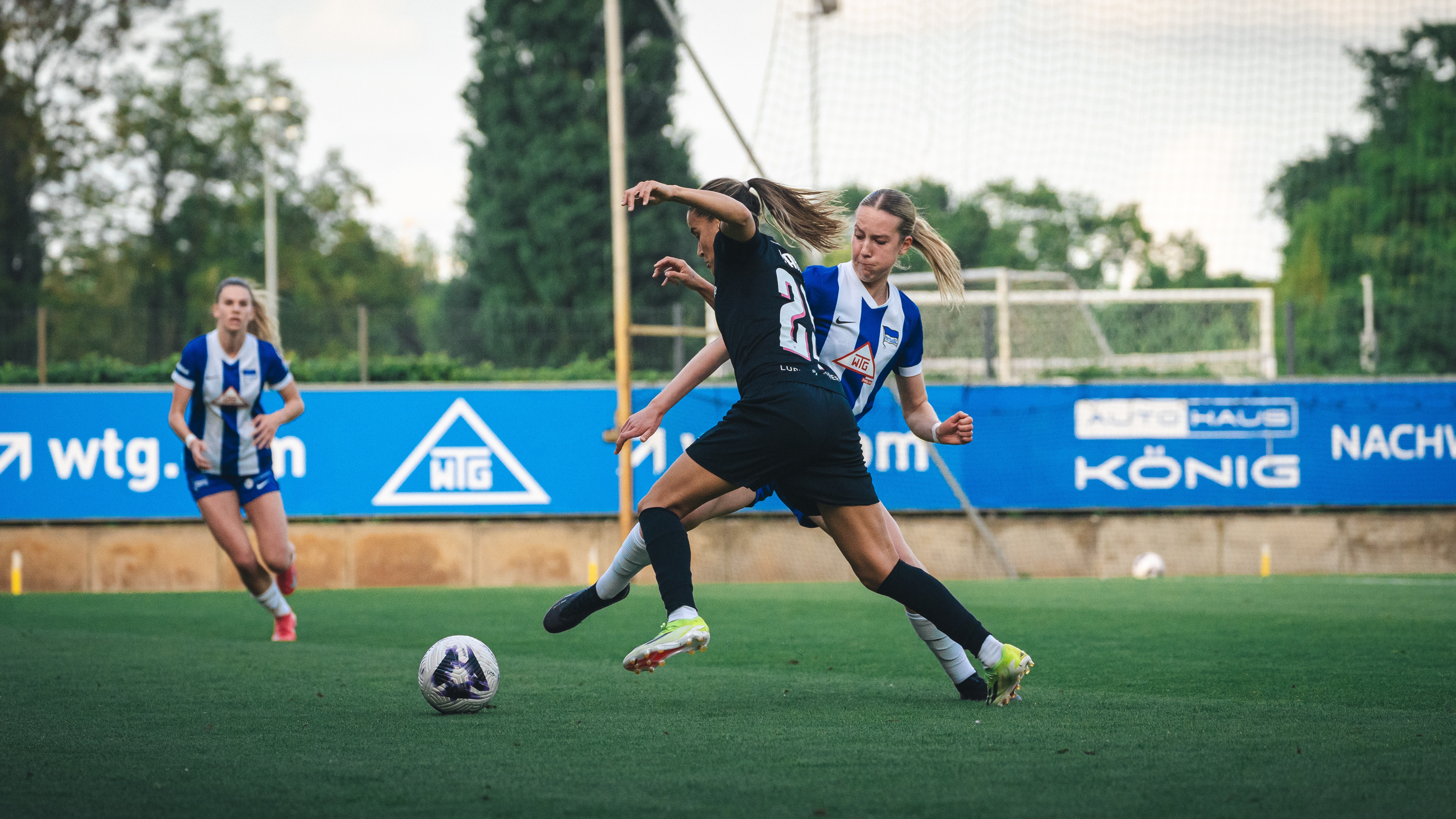 Svenja Poock im Zweikampf mit einer Gegenspielerin.