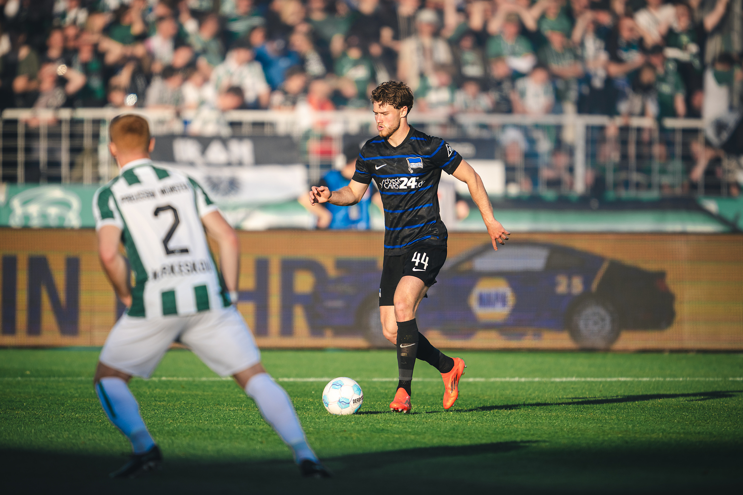 Linus Gechter spielt den Ball.