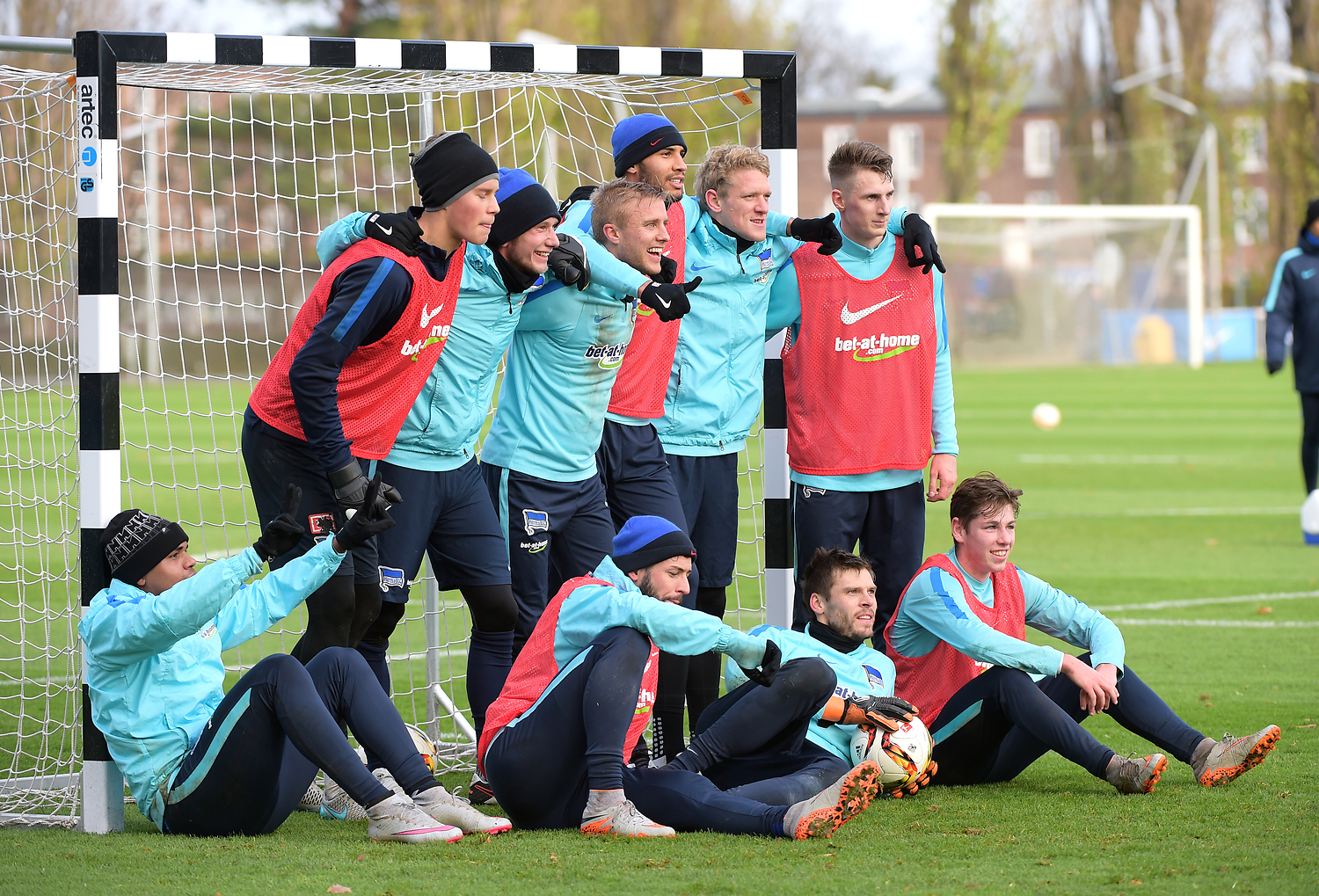 Leon Jensen posiert nach dem Profitraining mit dem Siegerteam.
