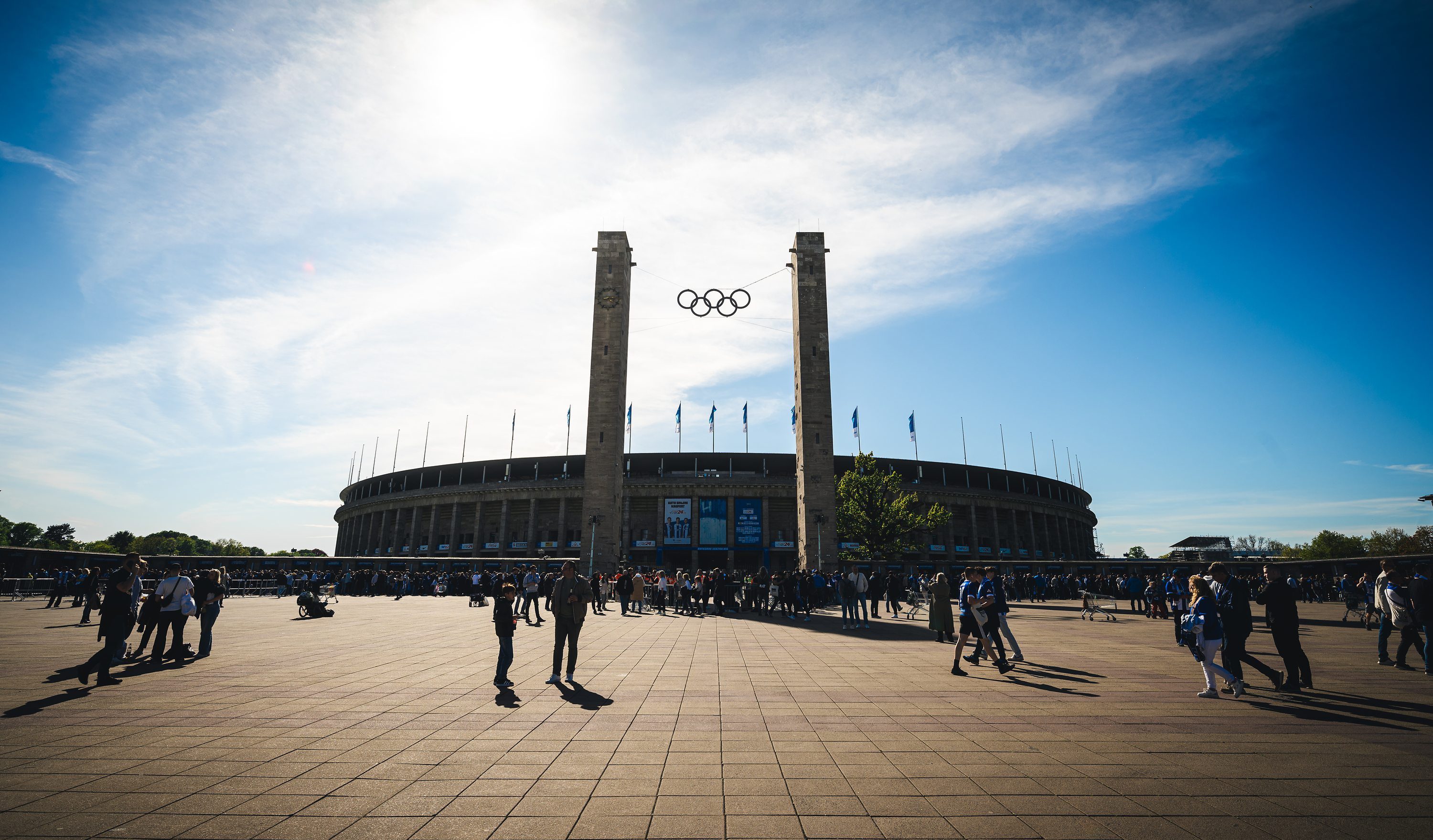 Der olympische Platz bei Sonnenschein.