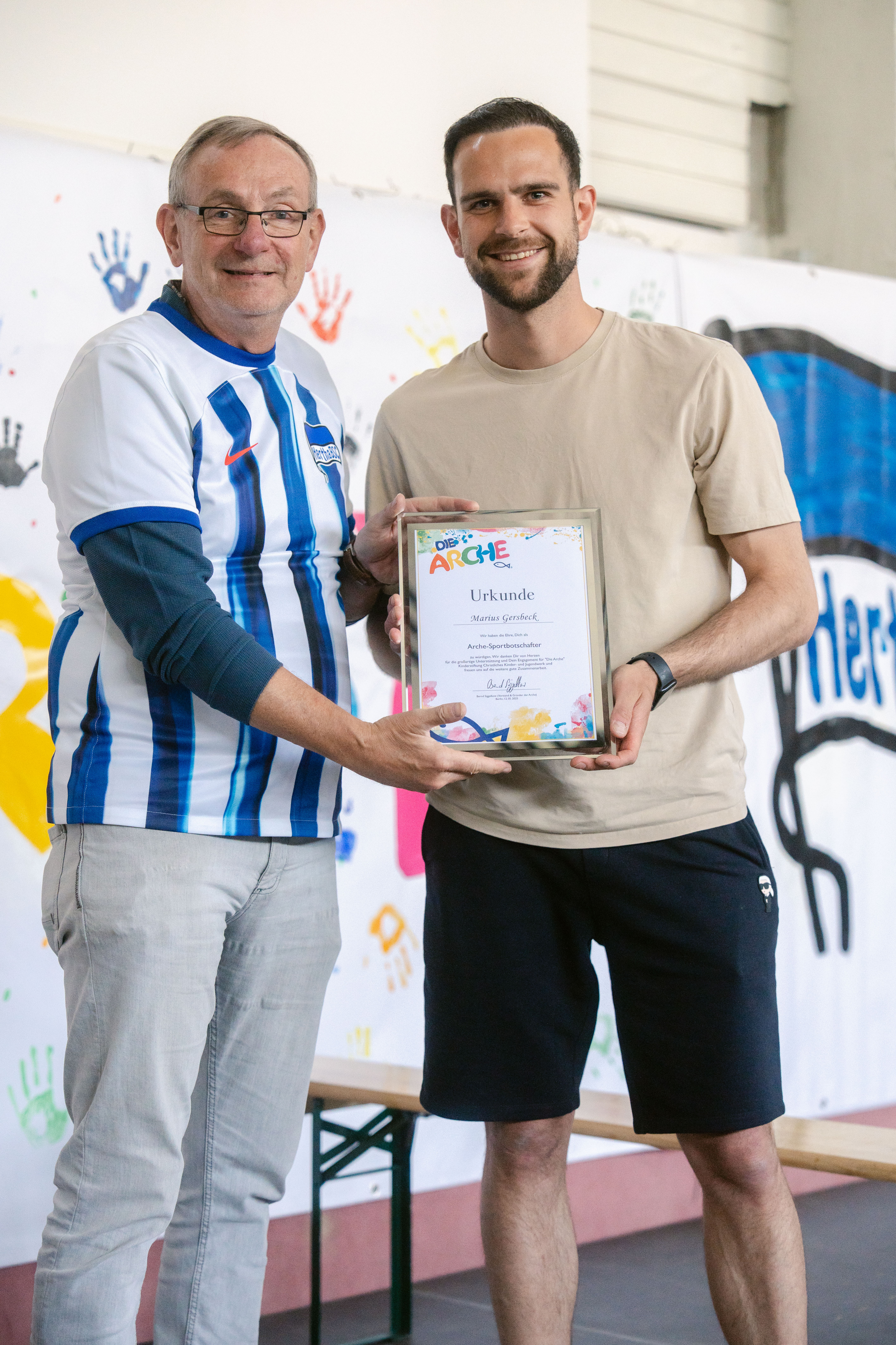 Bernd Siggelkow und Marius Gersbeck mit der Botschafter-Urkunde.